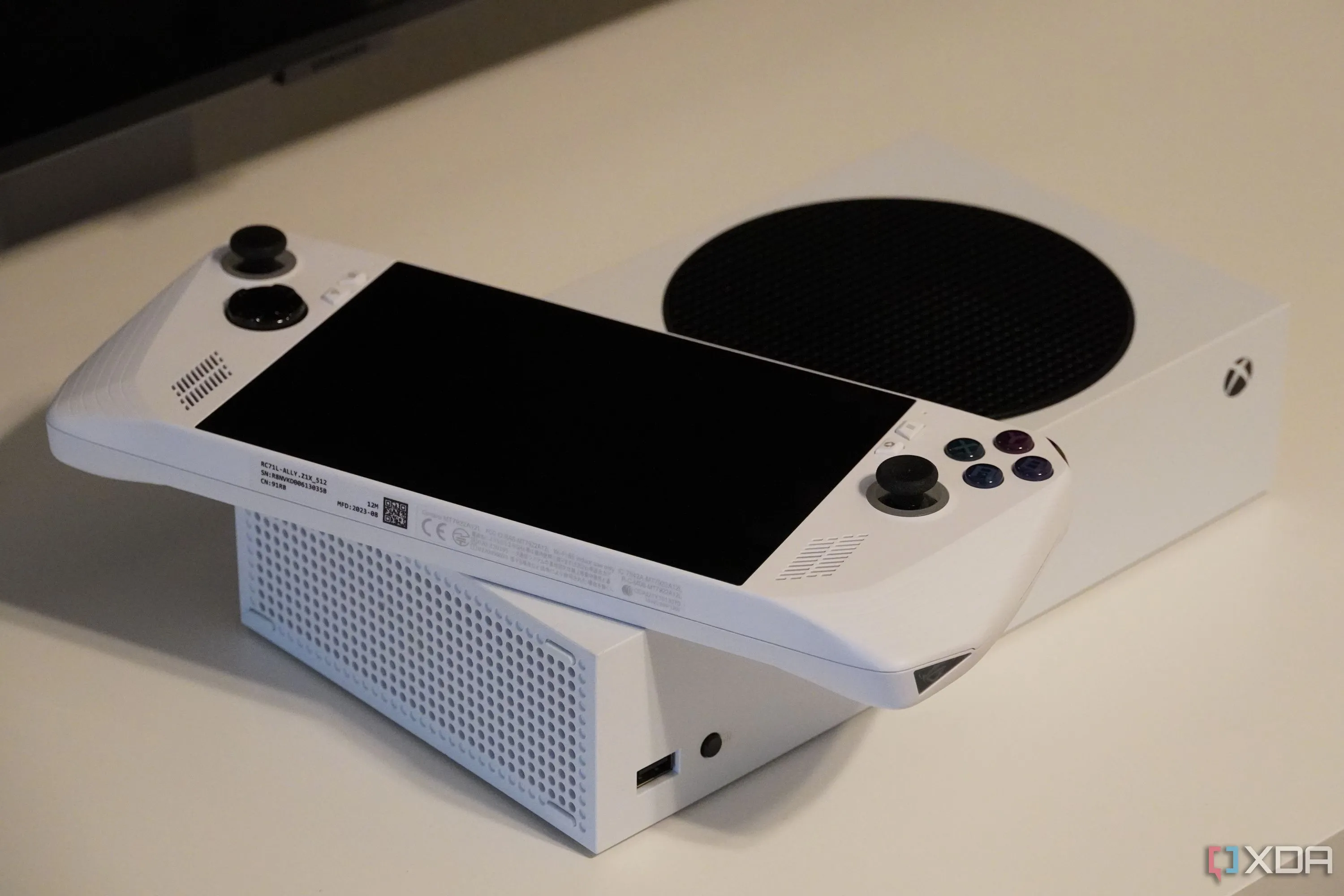 Máy chơi game cầm tay ROG Ally của Asus đặt trên Xbox Series S, biểu tượng cho tiềm năng hợp tác giữa Asus và Xbox trong Project Keenan