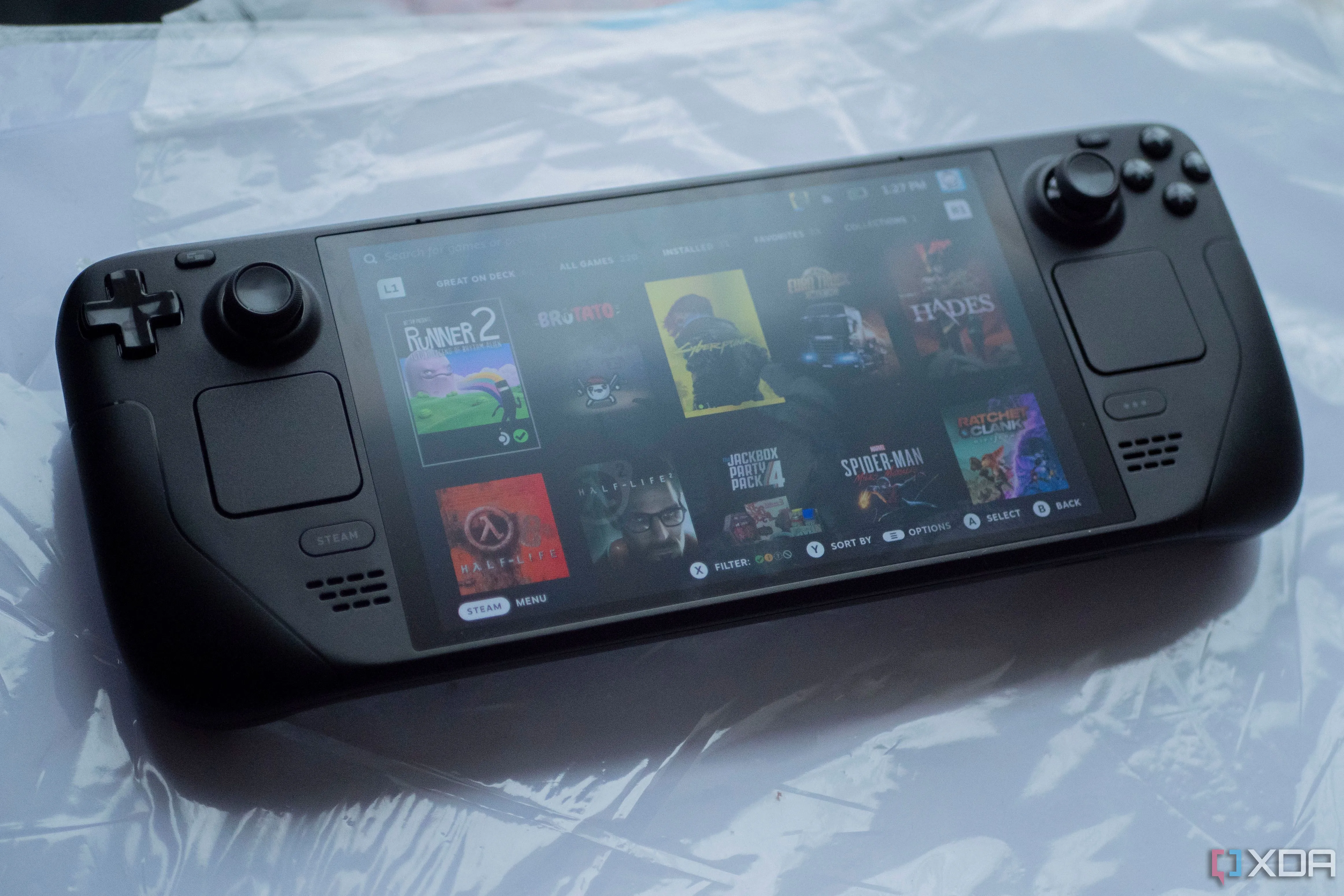 Máy chơi game cầm tay Steam Deck OLED hiển thị thư viện trò chơi PC đa dạng trên màn hình