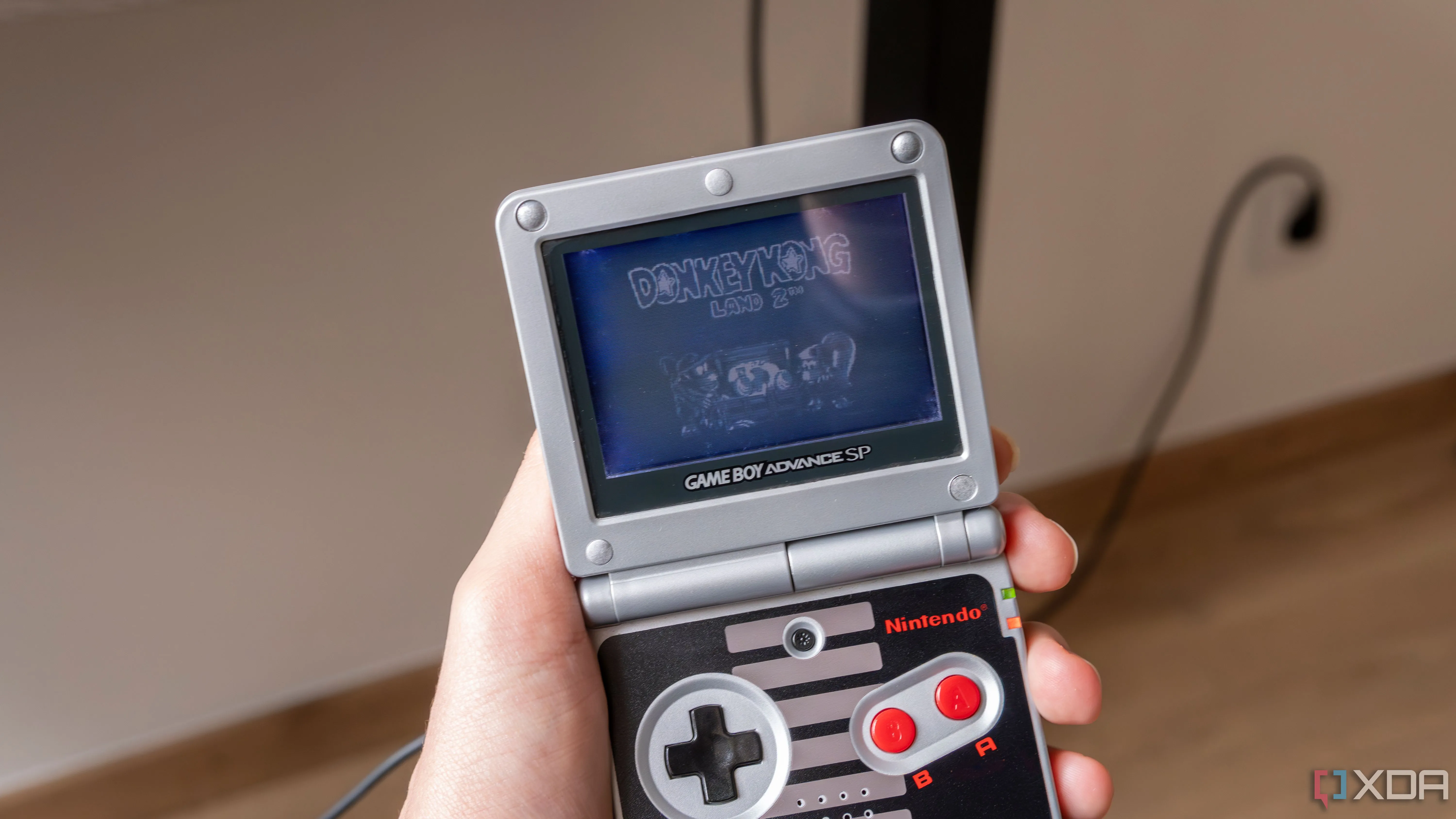 Máy chơi game Game Boy Advance SP với trò Donkey Kong Land 2, biểu tượng của sự thoải mái analog
