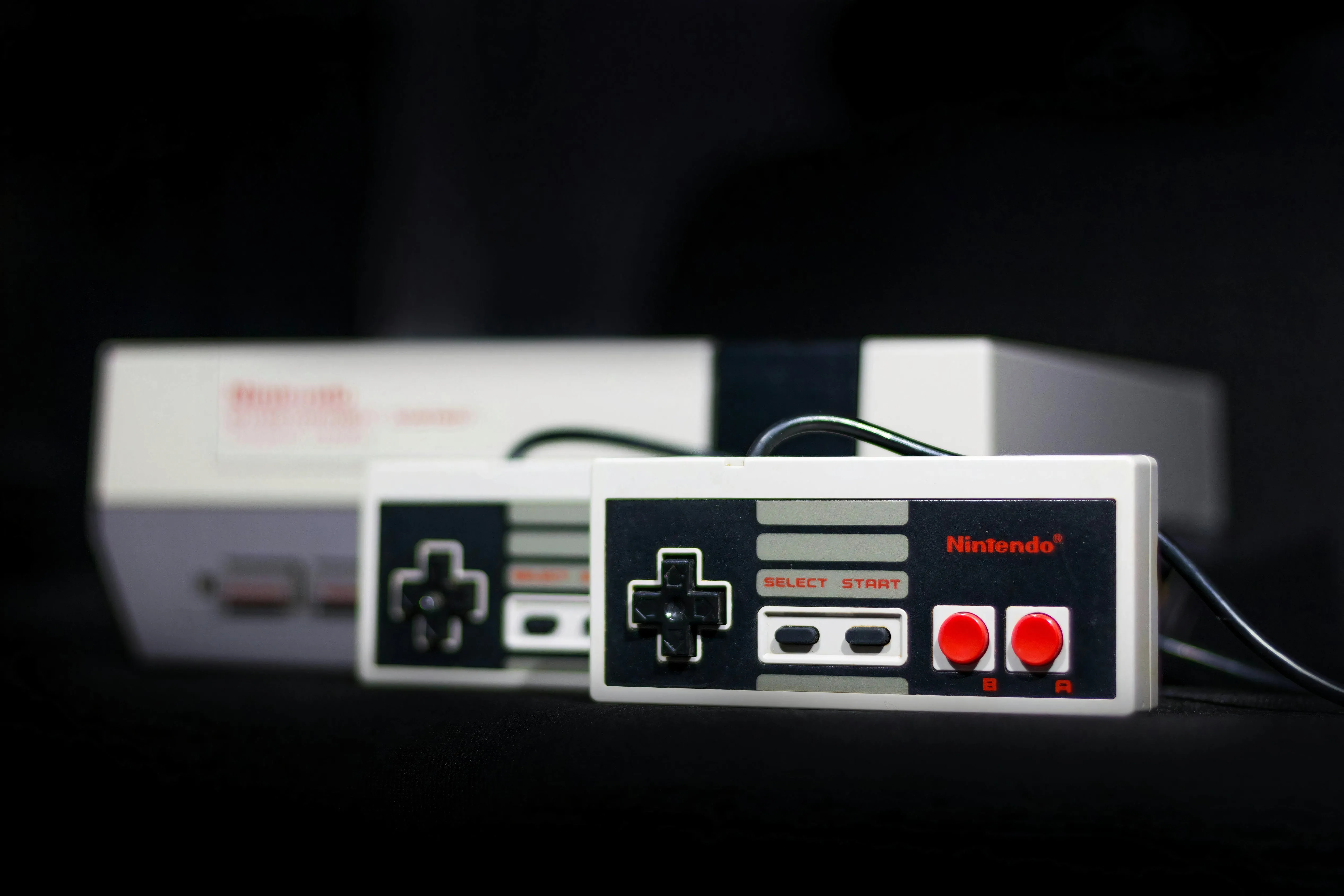 Máy chơi game Nintendo Entertainment System (NES) cổ điển, biểu tượng của kỷ nguyên gaming những năm 80.