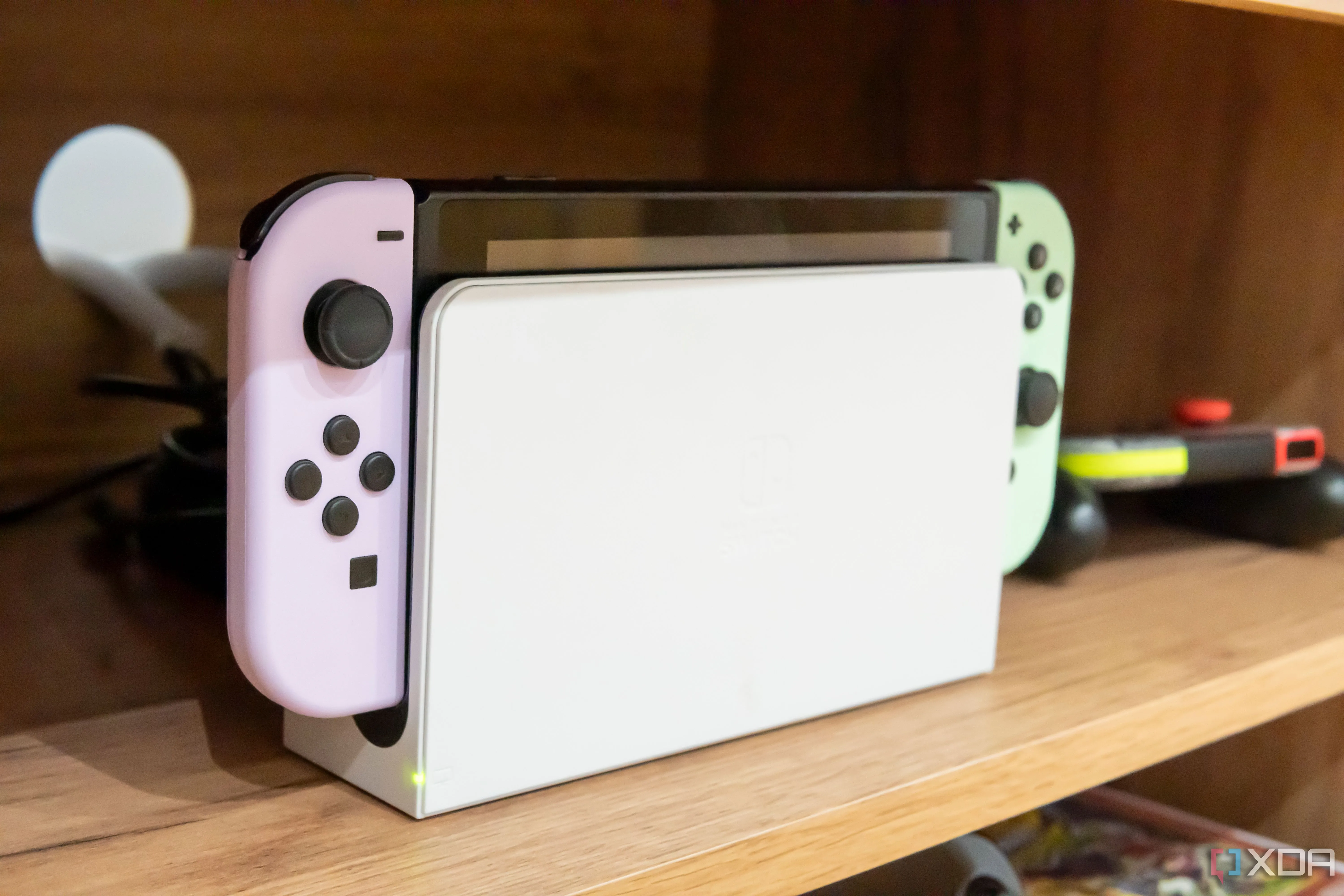 Máy chơi game Nintendo Switch đang được đặt trong dock sạc, sẵn sàng cho Hades 2