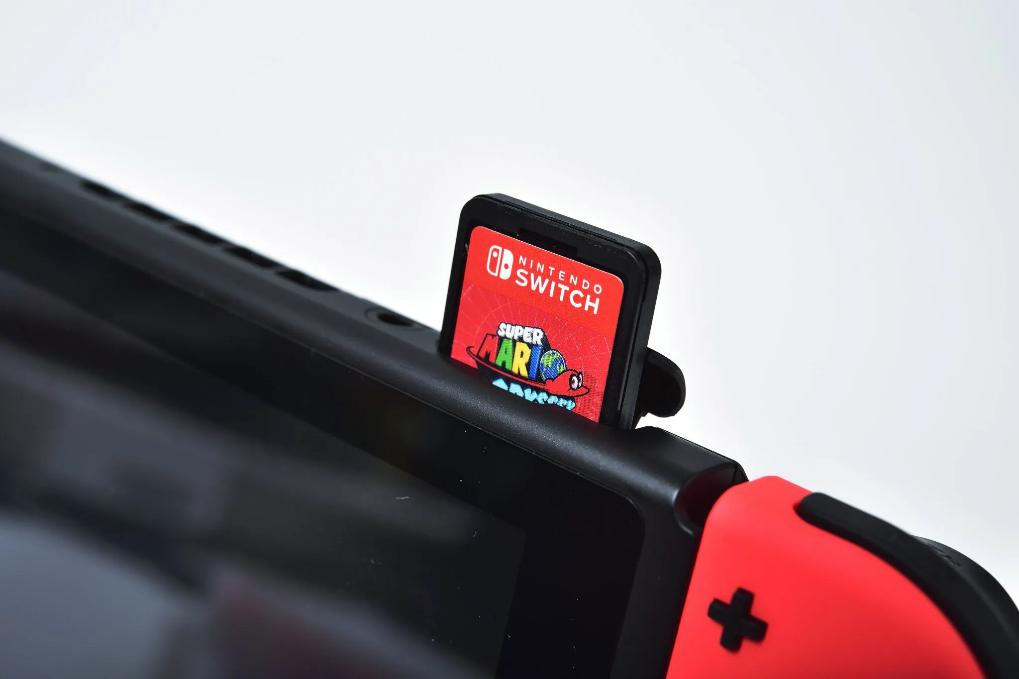 Máy chơi game Nintendo Switch với thẻ game được cắm vào khe cắm.