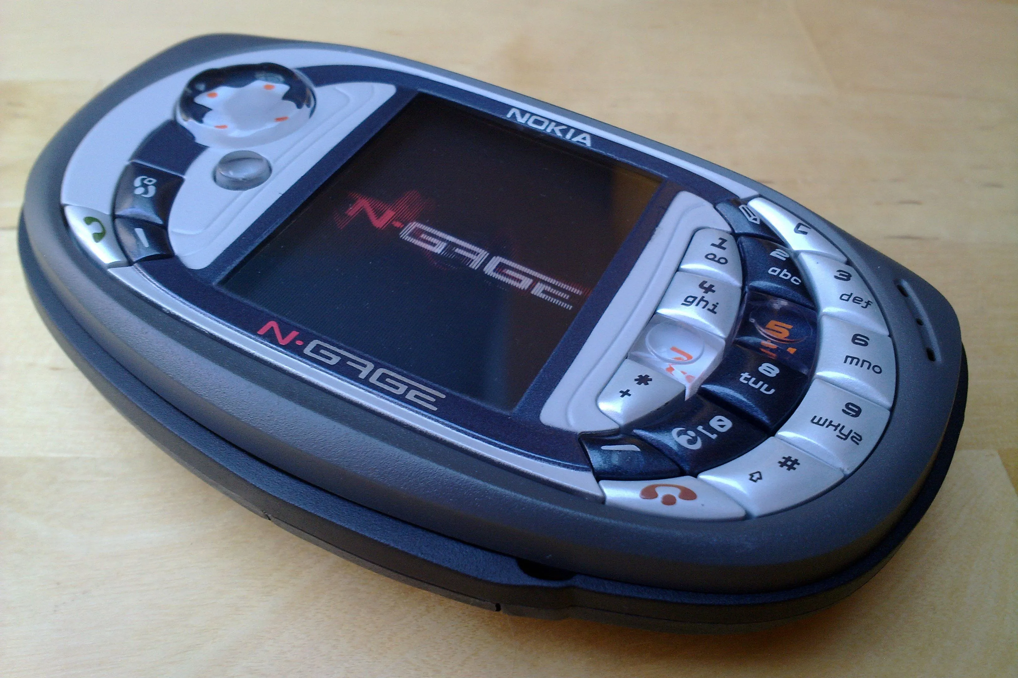 Máy chơi game Nokia N-Gage với màn hình dọc nhỏ bé, một minh chứng cho những hạn chế của console lai điện thoại