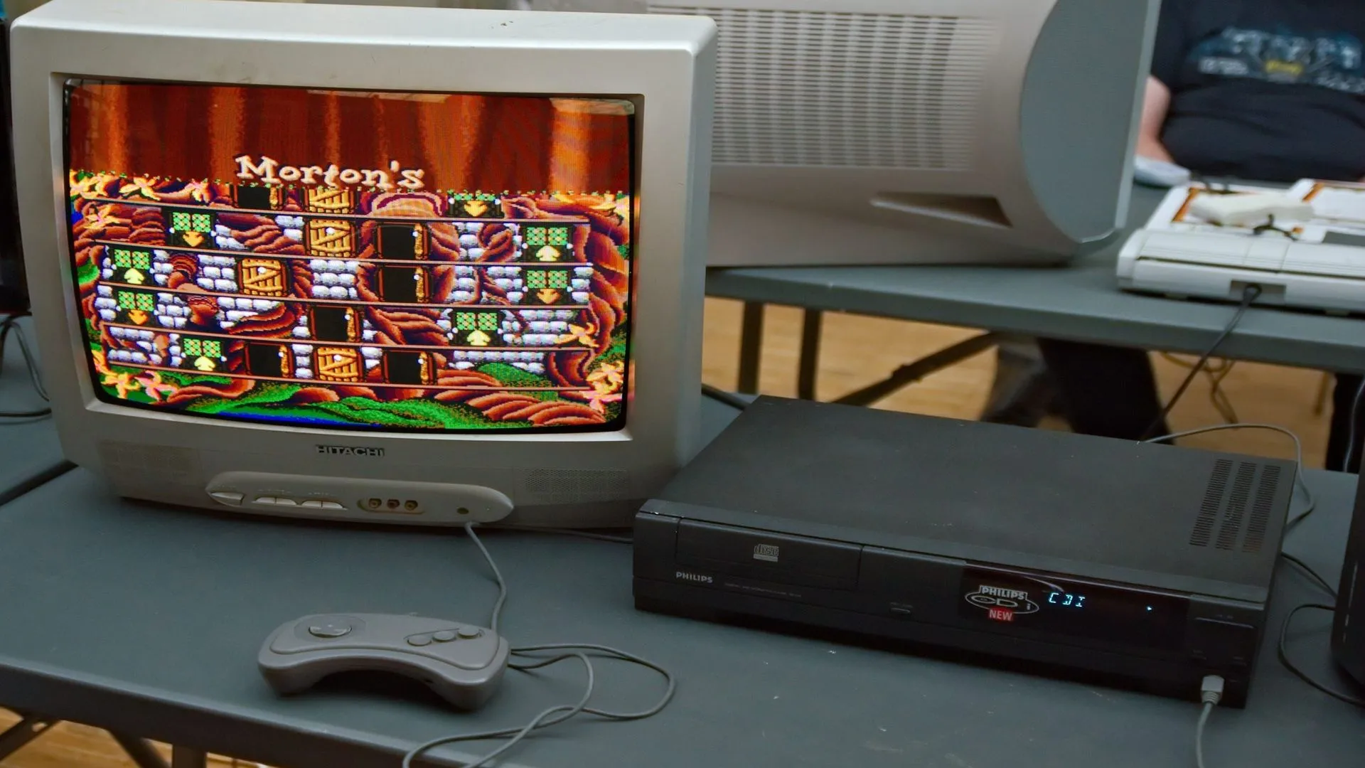 Máy chơi game Philips CD-i đang trình diễn Hotel Mario tại sự kiện, một trong những sản phẩm của sự hợp tác thất bại với Nintendo