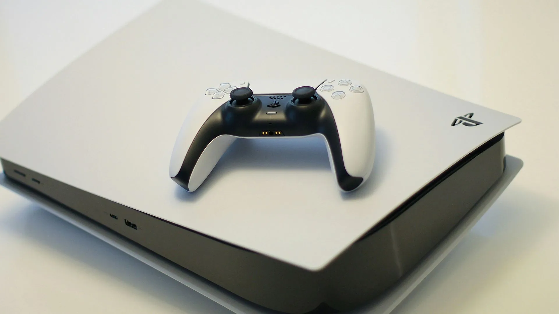 Máy chơi game Sony PlayStation 5 màu trắng với giao diện người dùng cổ điển