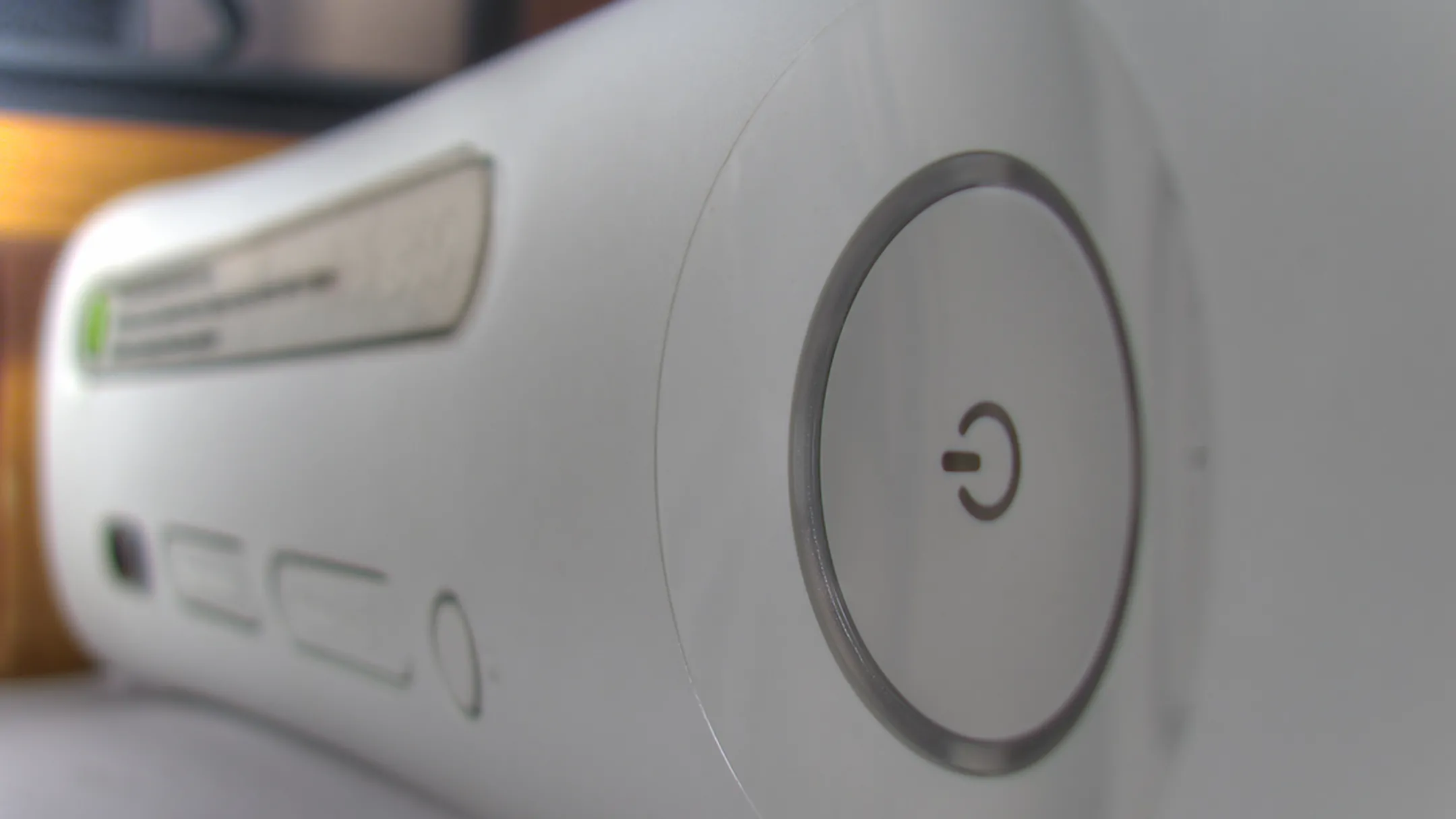 Máy chơi game Xbox 360 màu trắng, minh họa hệ thống bảo mật Hypervisor của Microsoft