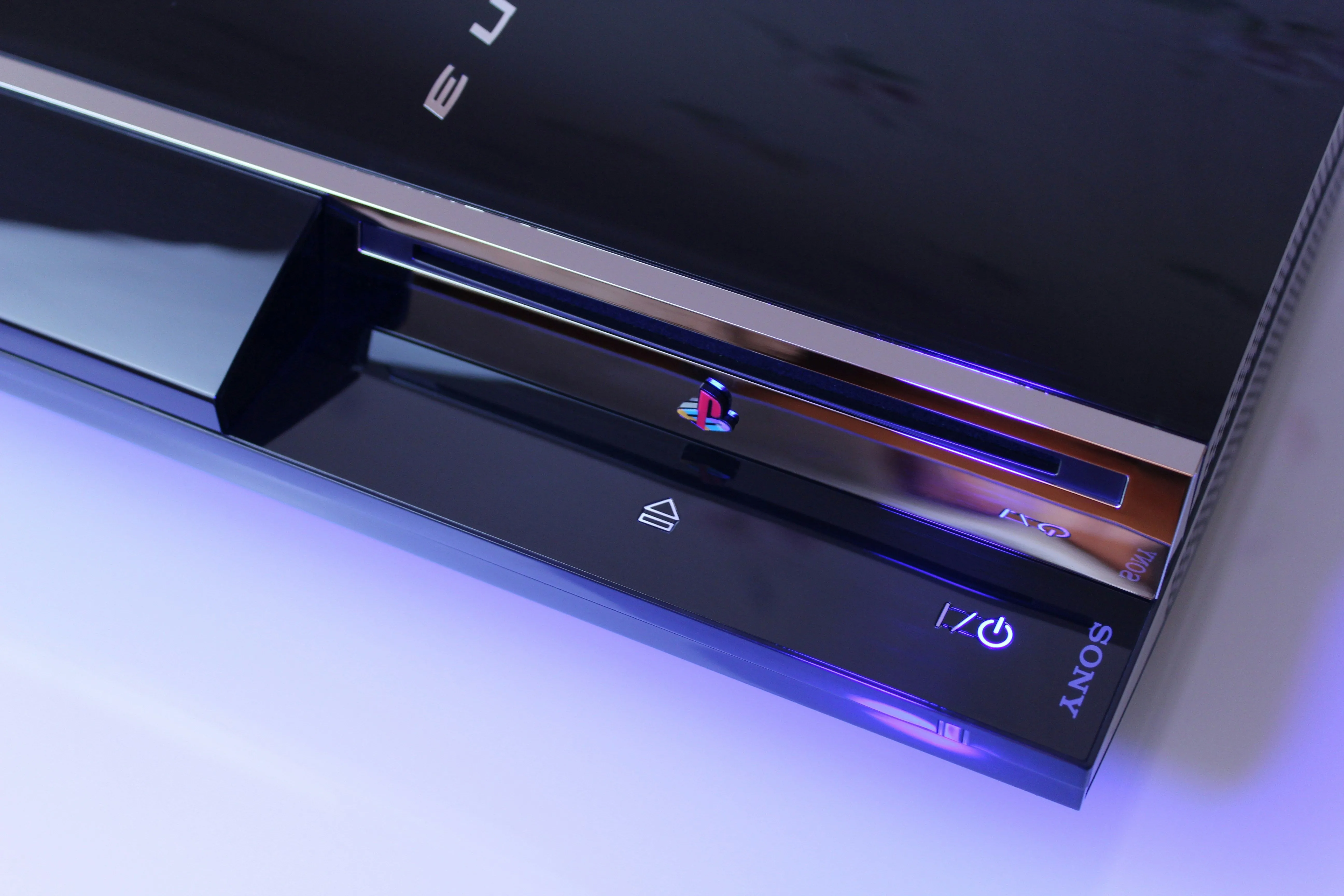 Máy console PlayStation 3 với khay đĩa, nút nguồn và logo PlayStation