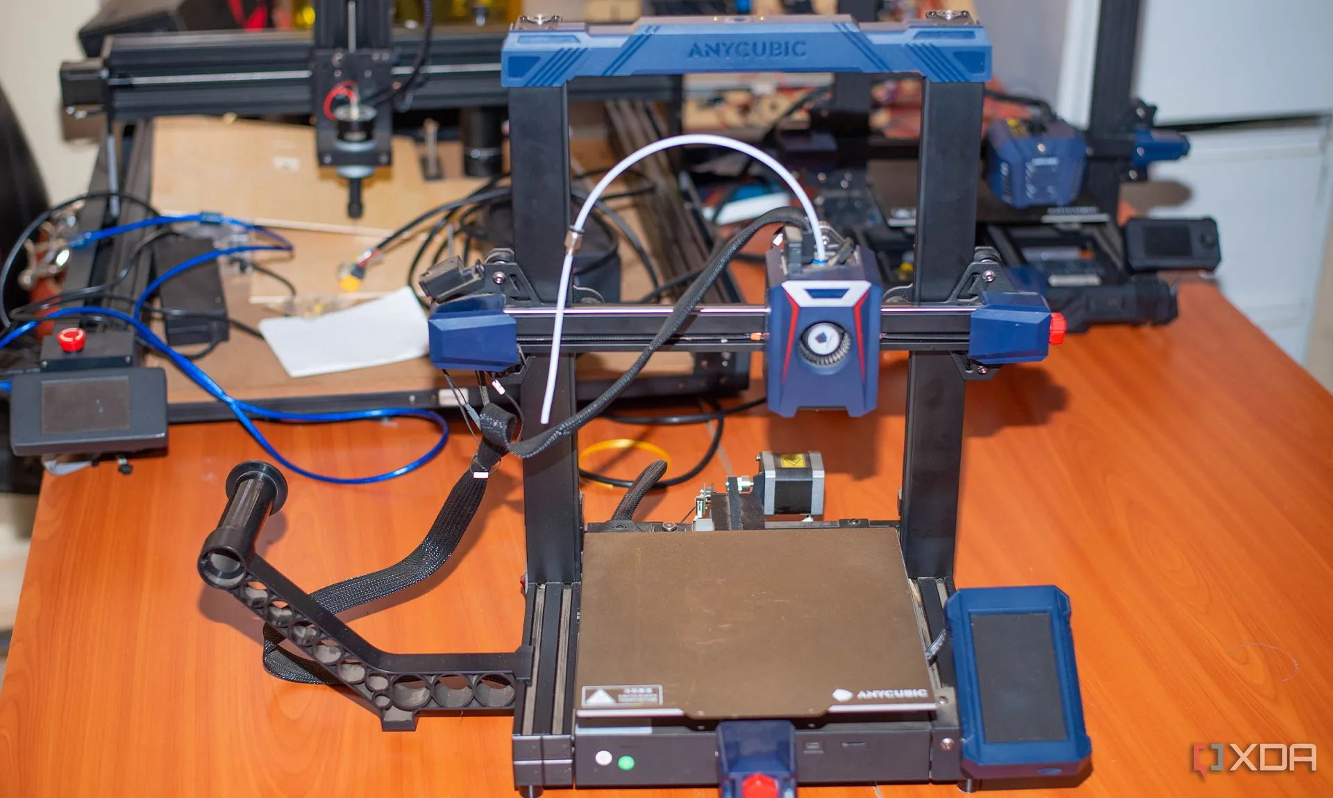 Máy in 3D Anycubic đặt trên bàn làm việc, minh họa công nghệ in 3D tiện lợi