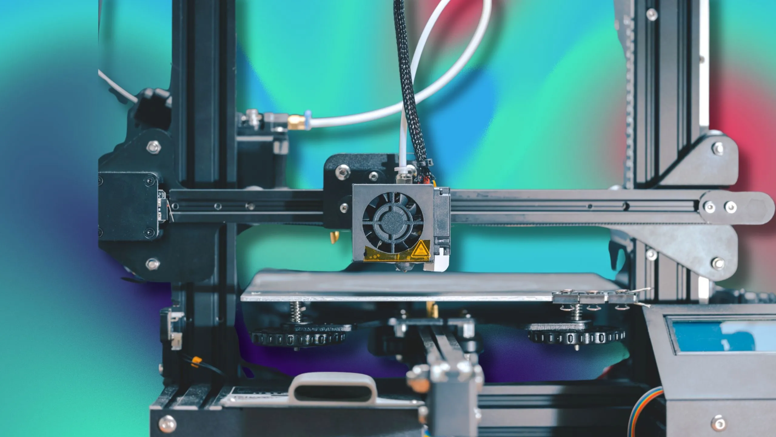Máy in 3D đang hoạt động cùng một số sản phẩm in mẫu, minh họa tiềm năng tái chế các bản in 3D lỗi