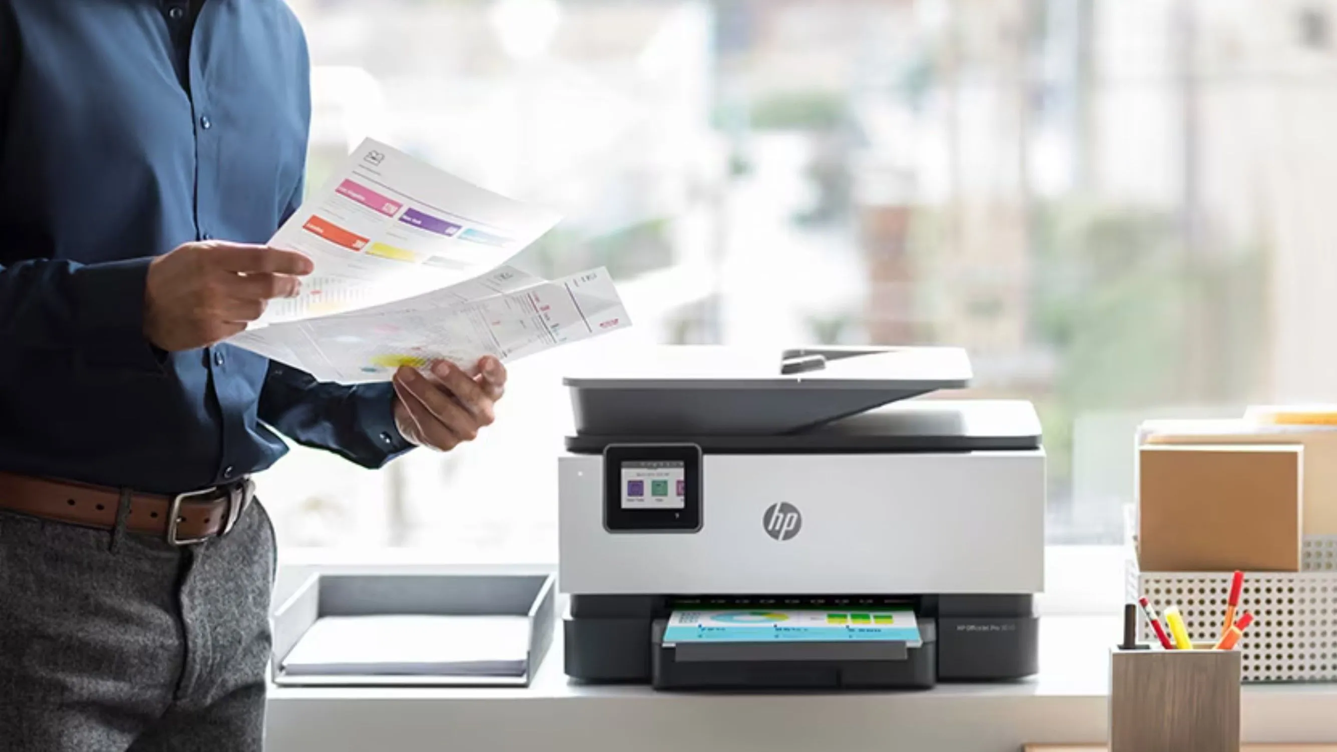 Máy in HP đa năng màu trắng đặt trên bàn làm việc tại nhà