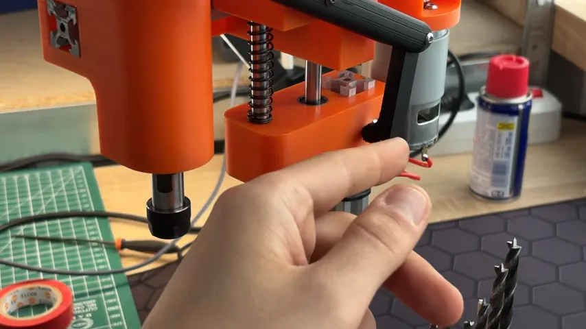 Máy phóng Beyblade in 3D WMD Launcher của Jon Bringus sử dụng dây kéo máy cắt cỏ để đạt tốc độ cao gây nguy hiểm