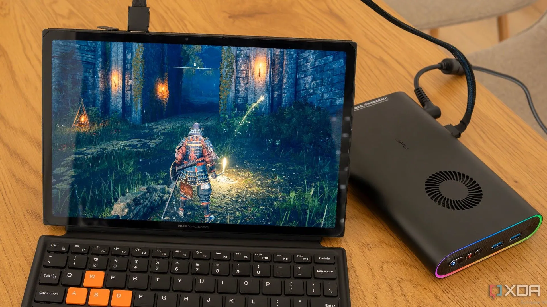 Máy tính bảng chơi game với GPU gắn ngoài, thể hiện khả năng tùy biến và tối ưu hiệu suất