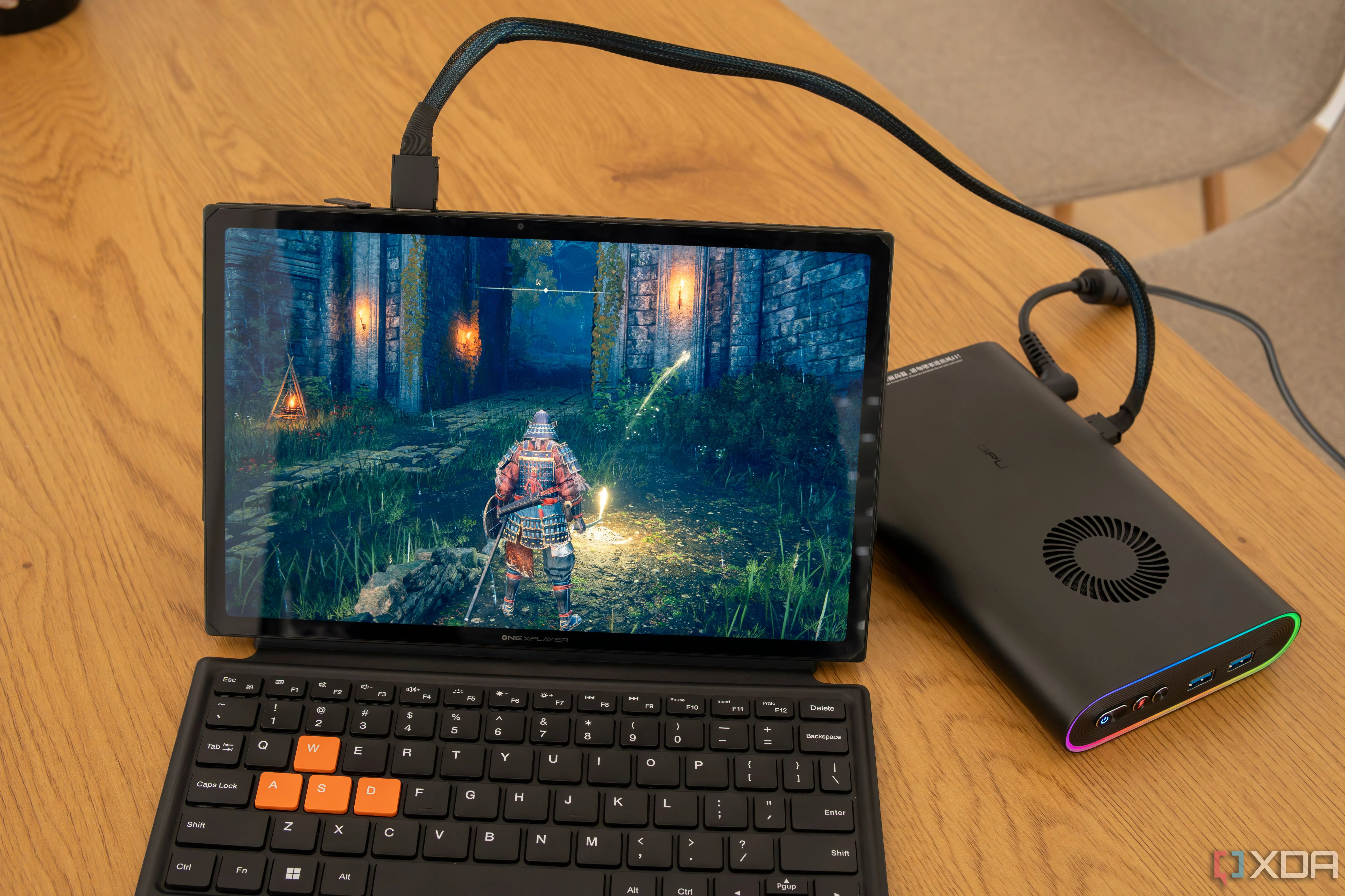 Máy tính bảng One Xplayer X1 đang chạy Elden Ring, kết nối với eGPU bên ngoài thông qua chuẩn OCuLink, chứng minh hiệu quả của băng thông cao.