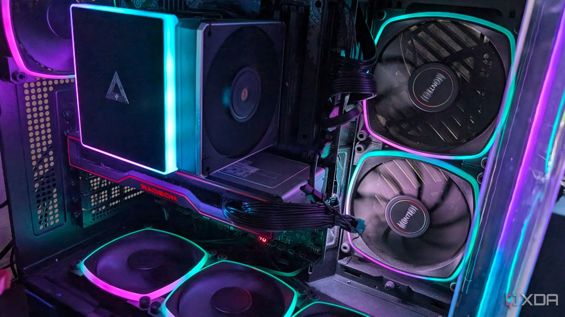Máy tính chơi game cấu hình cao với đèn RGB và card đồ họa AMD chiếm không gian lớn, nhấn mạnh tầm quan trọng của vị trí lắp SSD