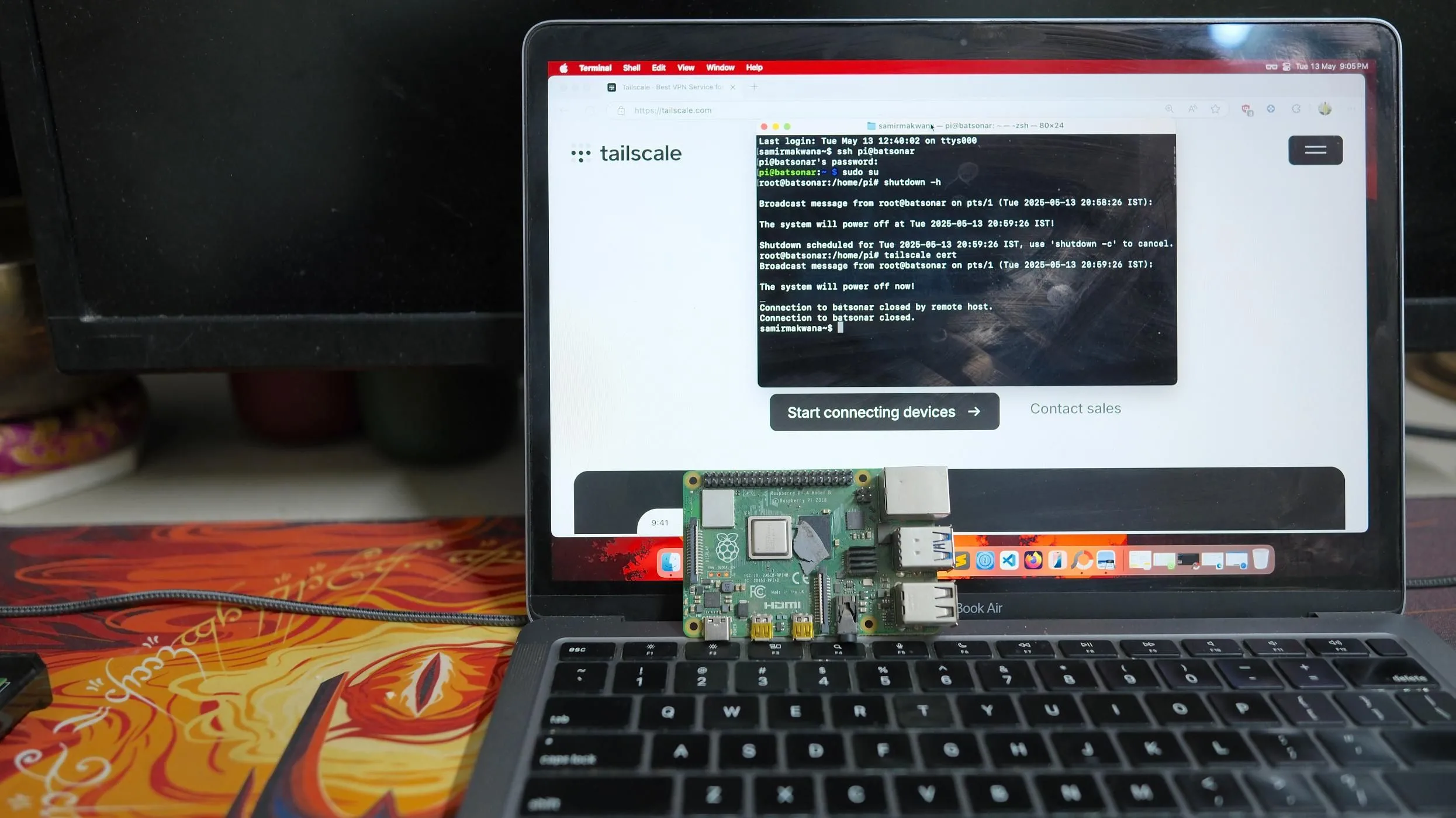 Máy tính Raspberry Pi được kết nối với màn hình, hiển thị giao diện Tailscale, minh họa cho thiết bị có thể dùng để tạo chứng chỉ TLS