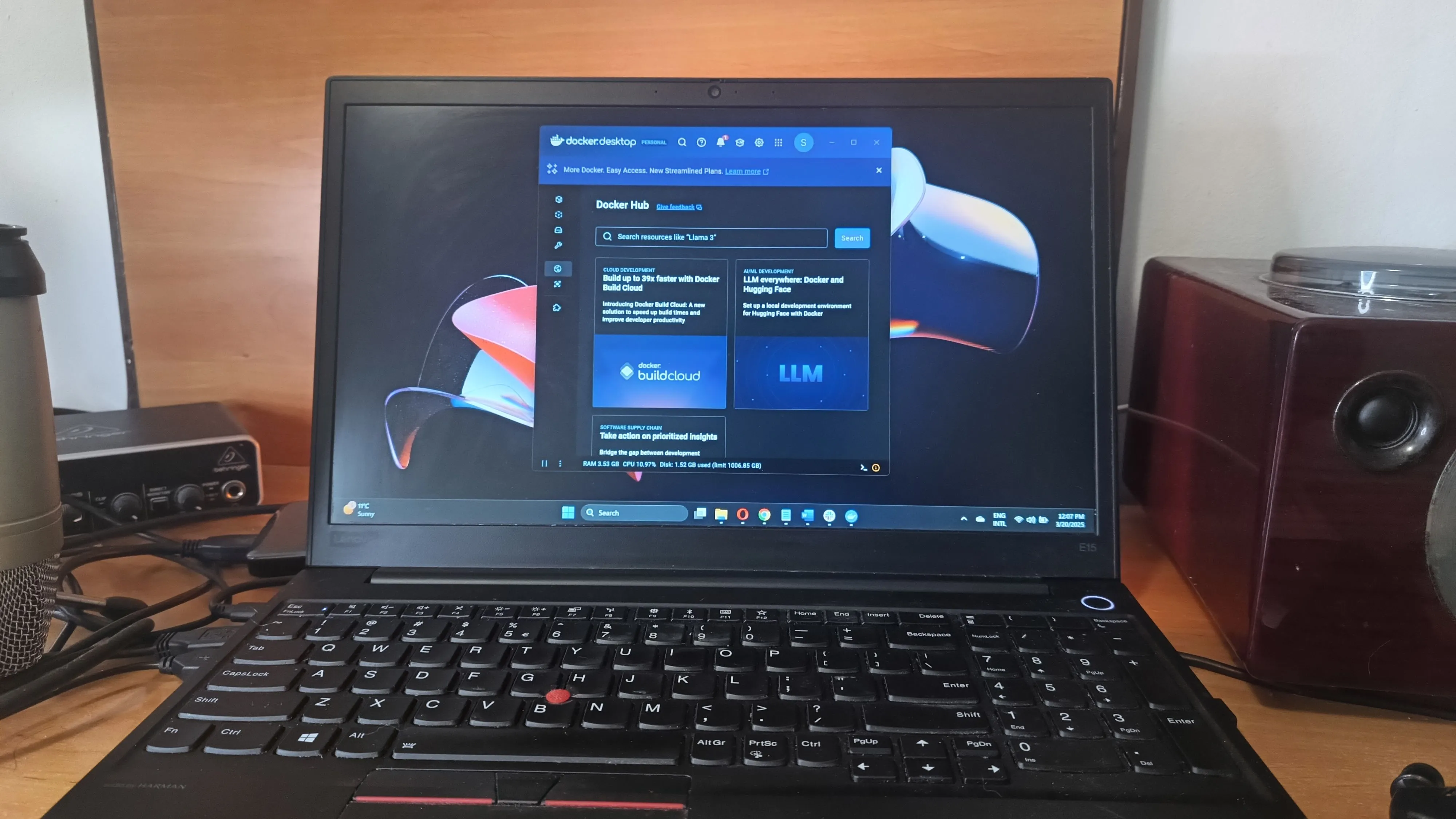 Máy tính xách tay chạy Windows 11 hiển thị Docker đang hoạt động, so sánh với khả năng tương thích của Podman và các công cụ khác
