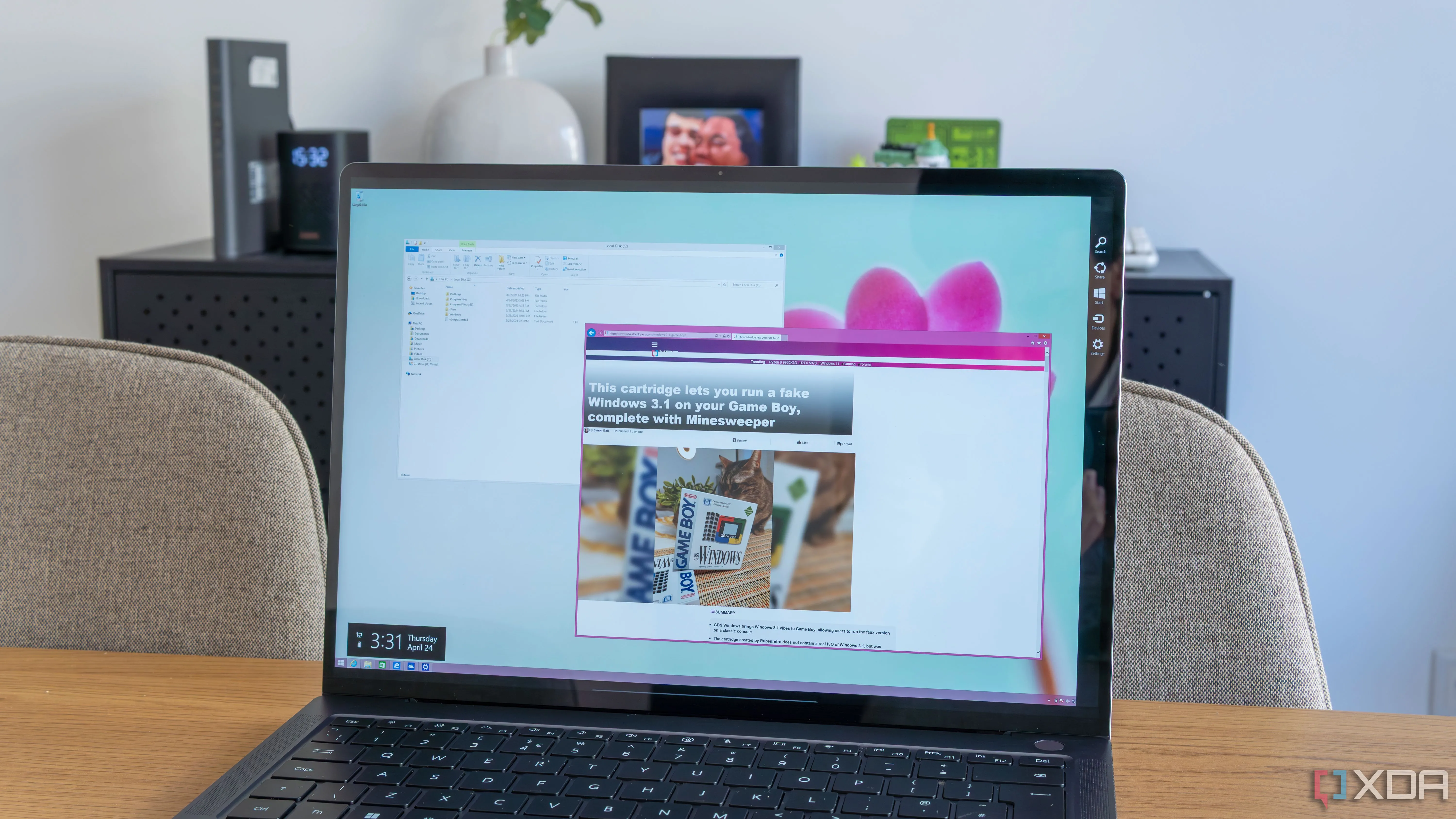 Máy tính xách tay chạy Windows 8.1 hiển thị File Explorer, Internet Explorer 11 và Charms bar, minh họa giao diện cảm ứng tối ưu
