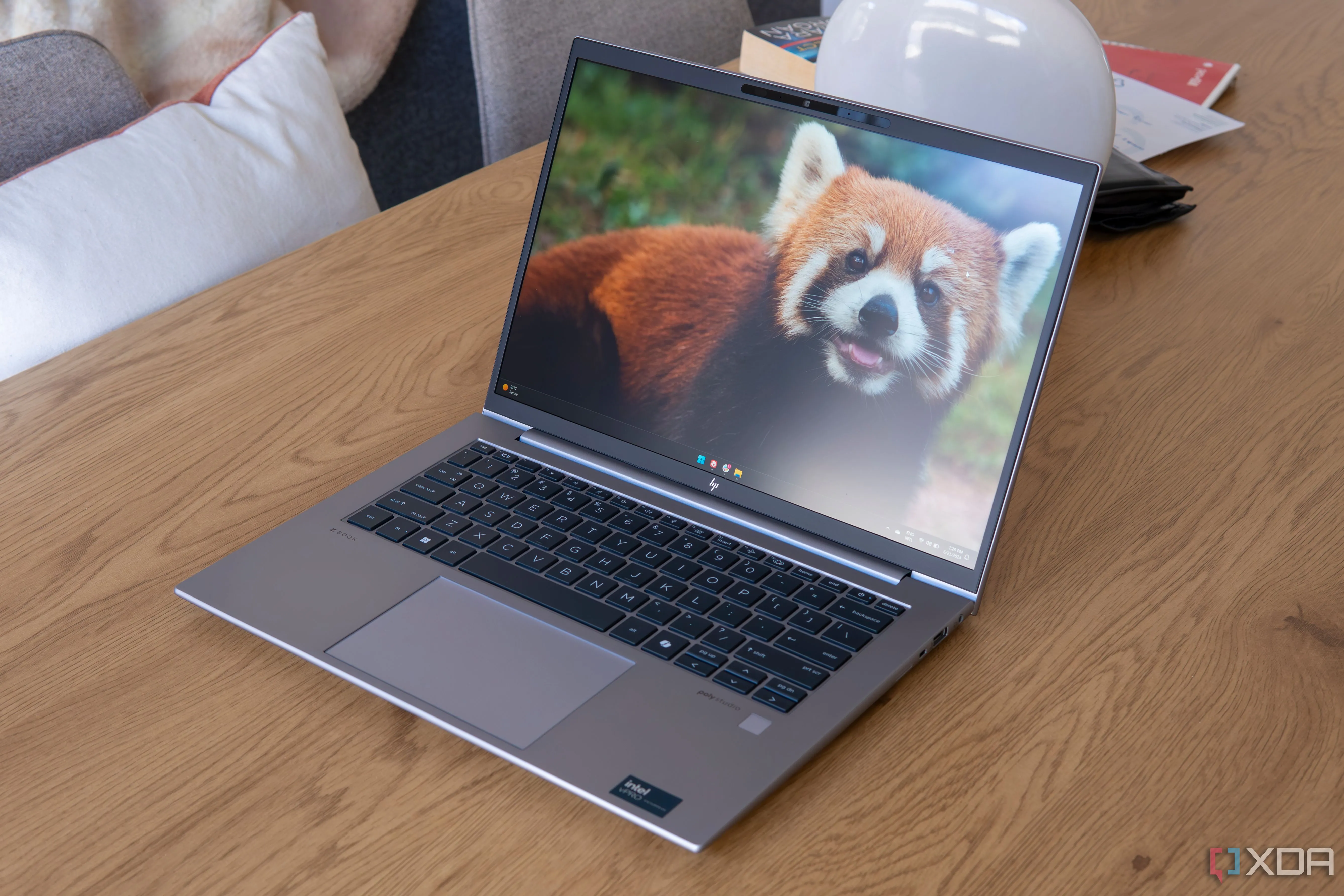 Máy tính xách tay HP ZBook Firefly 14 G11 hiển thị giao diện Windows 11, đại diện cho những bản cập nhật hệ điều hành và driver mà người dùng PC bảo thủ thường trì hoãn