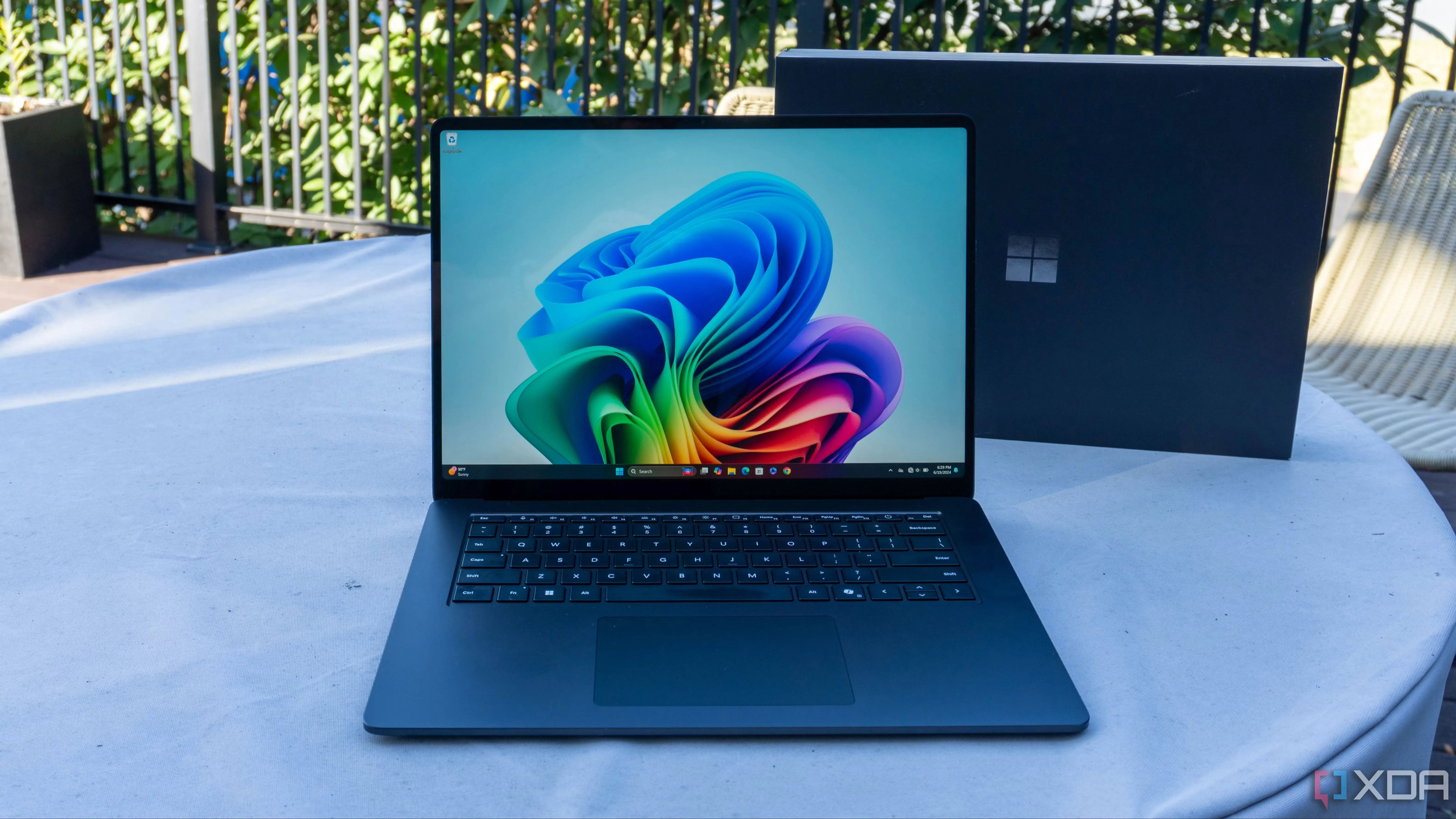 Máy tính xách tay Microsoft Surface trên bàn, tượng trưng cho thiết bị cần được bảo vệ