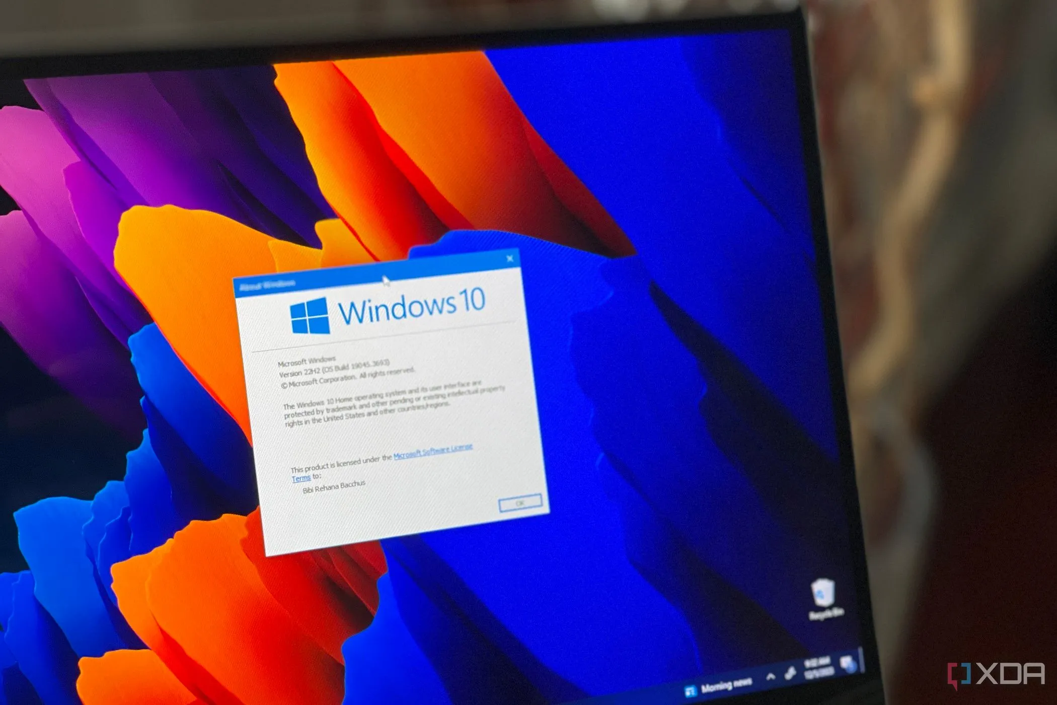 Máy tính xách tay Samsung chạy Windows 10 trên màn hình