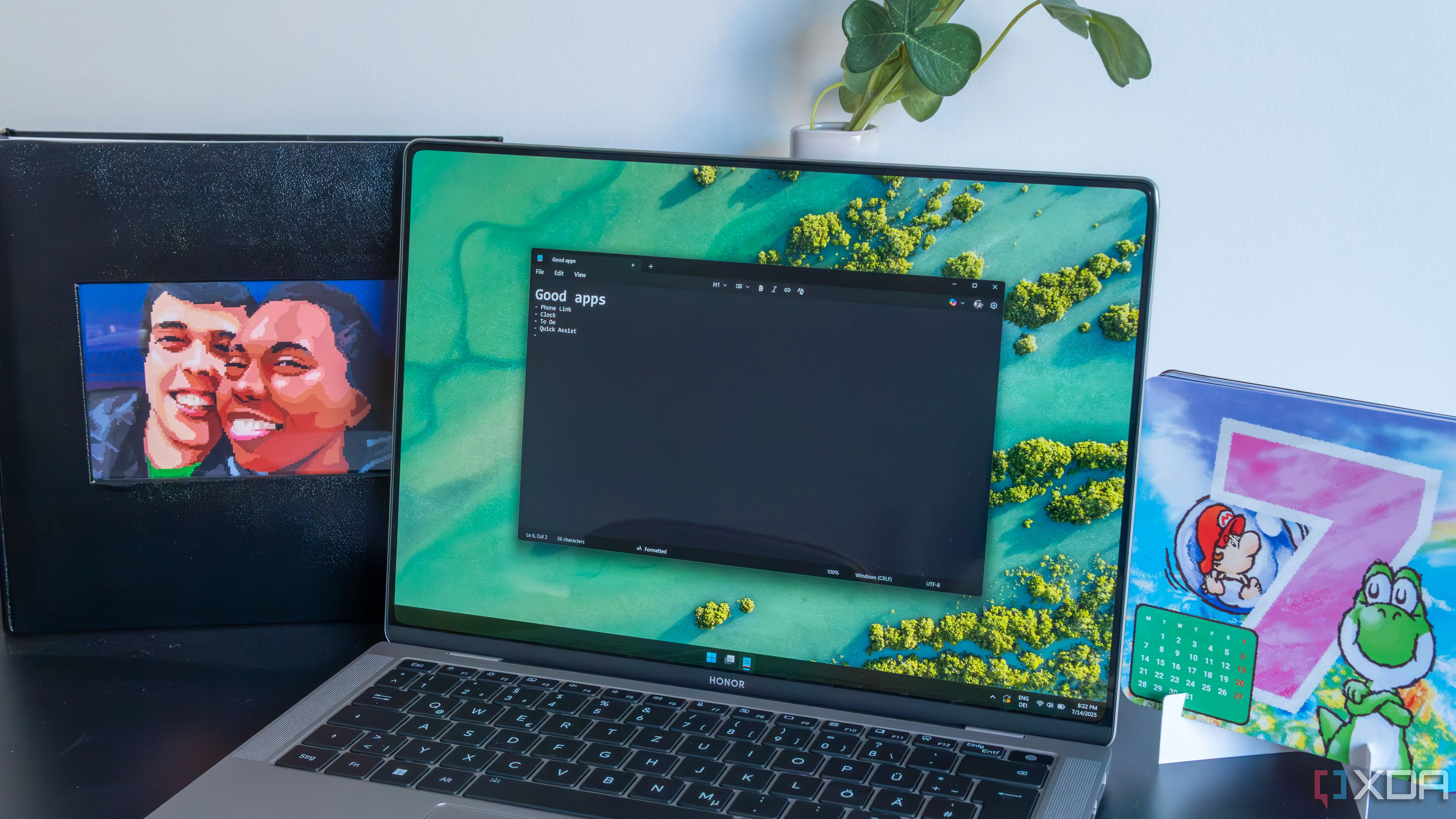 Máy tính xách tay Windows 11 chạy Notepad hiển thị văn bản có định dạng và biểu tượng Copilot