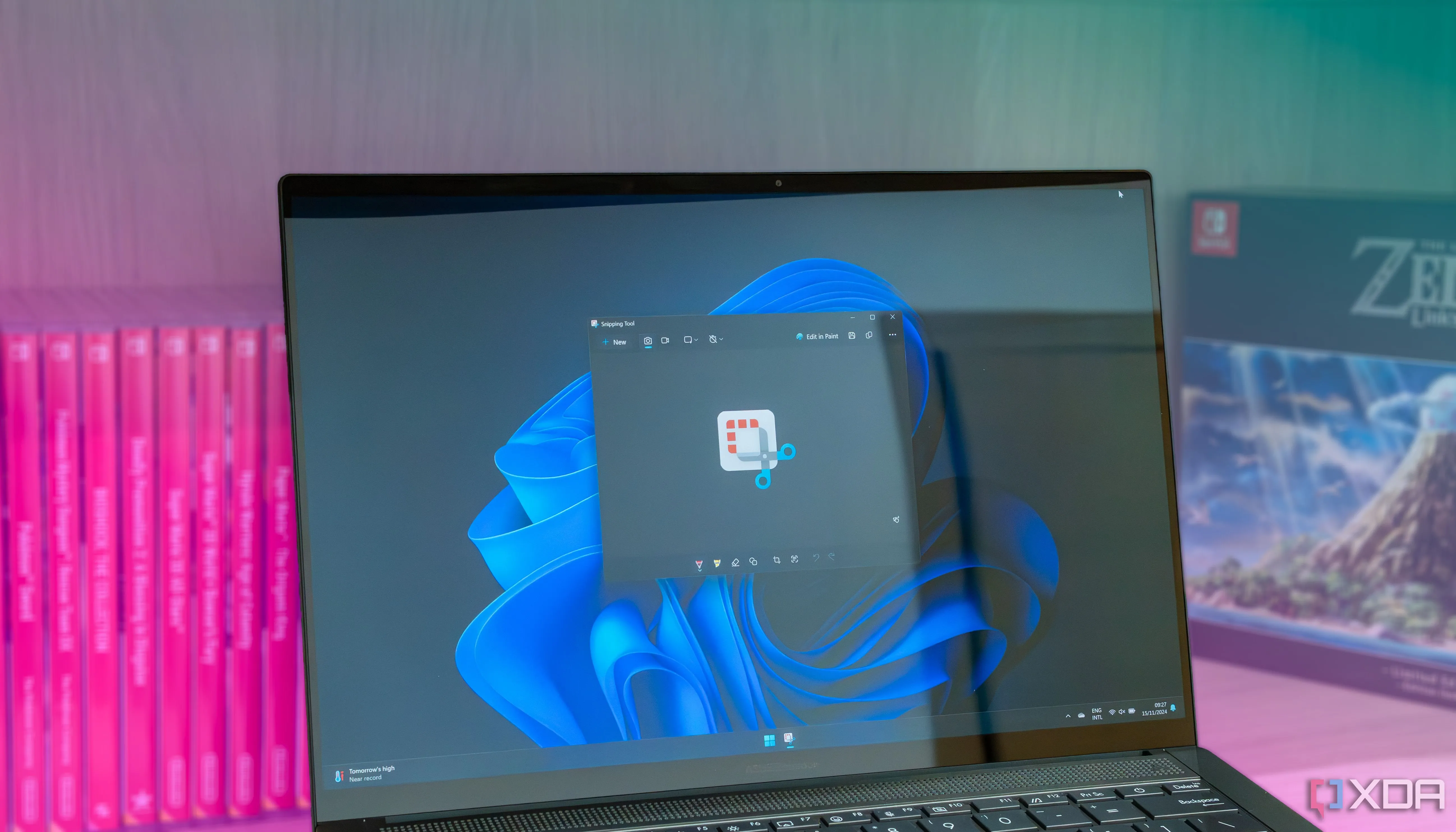 Máy tính xách tay Windows 11 đang sử dụng công cụ Snipping Tool để chụp màn hình, minh họa khả năng trích xuất văn bản