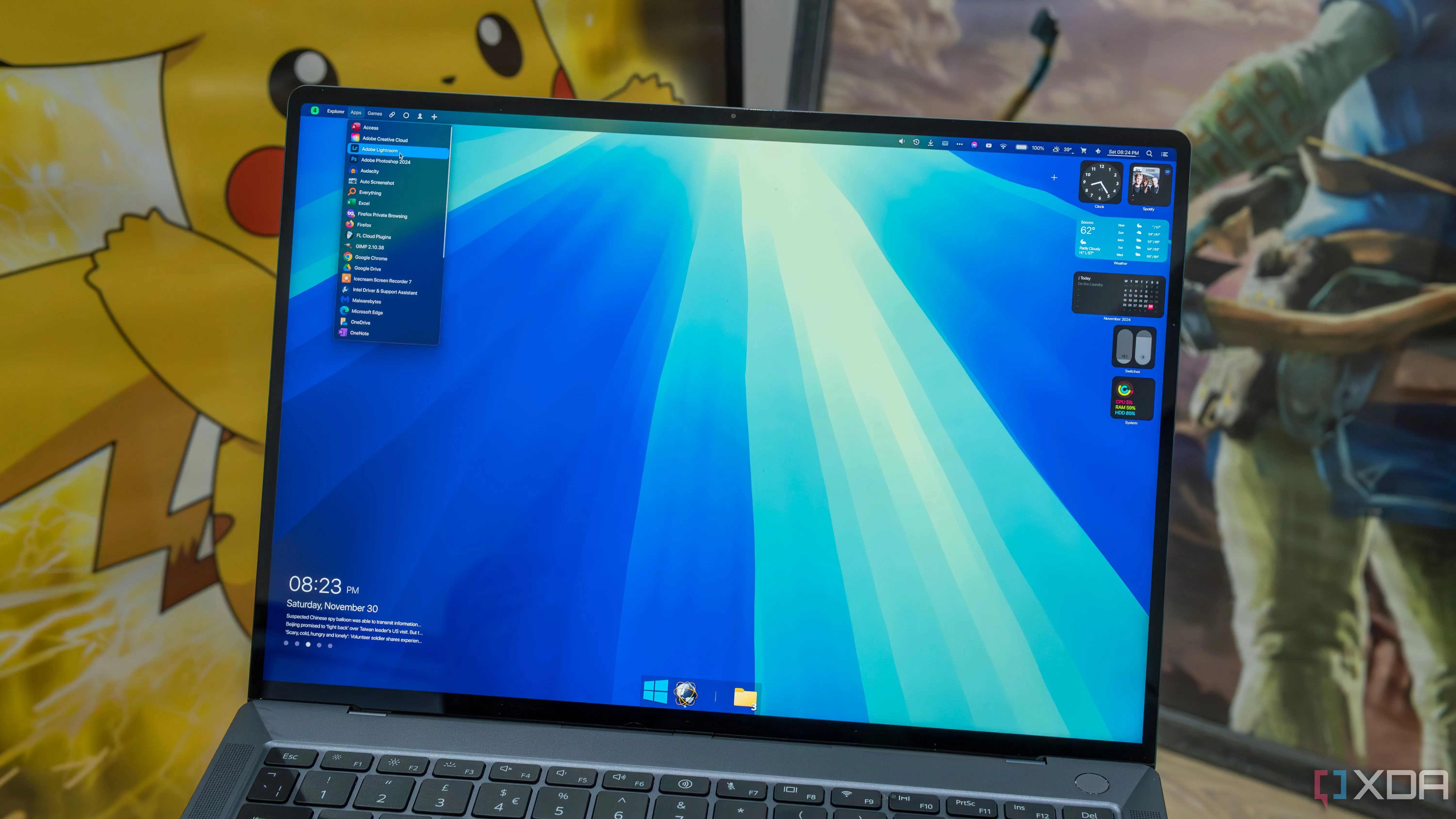 Máy tính xách tay Windows 11 được cá nhân hóa giao diện, thể hiện khả năng tùy biến desktop đa dạng.