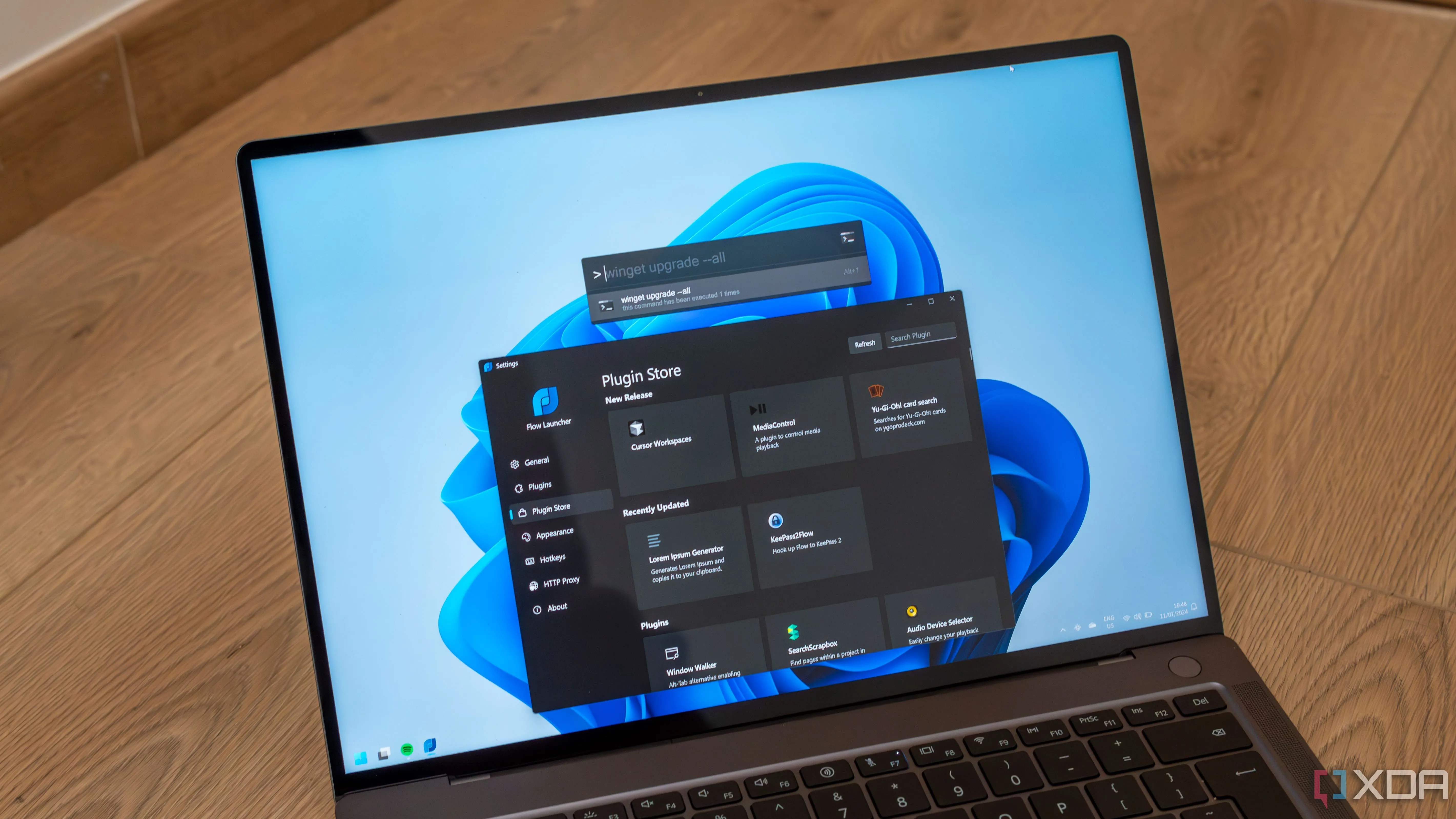 Máy tính xách tay Windows 11 hiển thị cài đặt Flow Launcher và thanh tìm kiếm, một công cụ mạnh mẽ để tăng tốc công việc