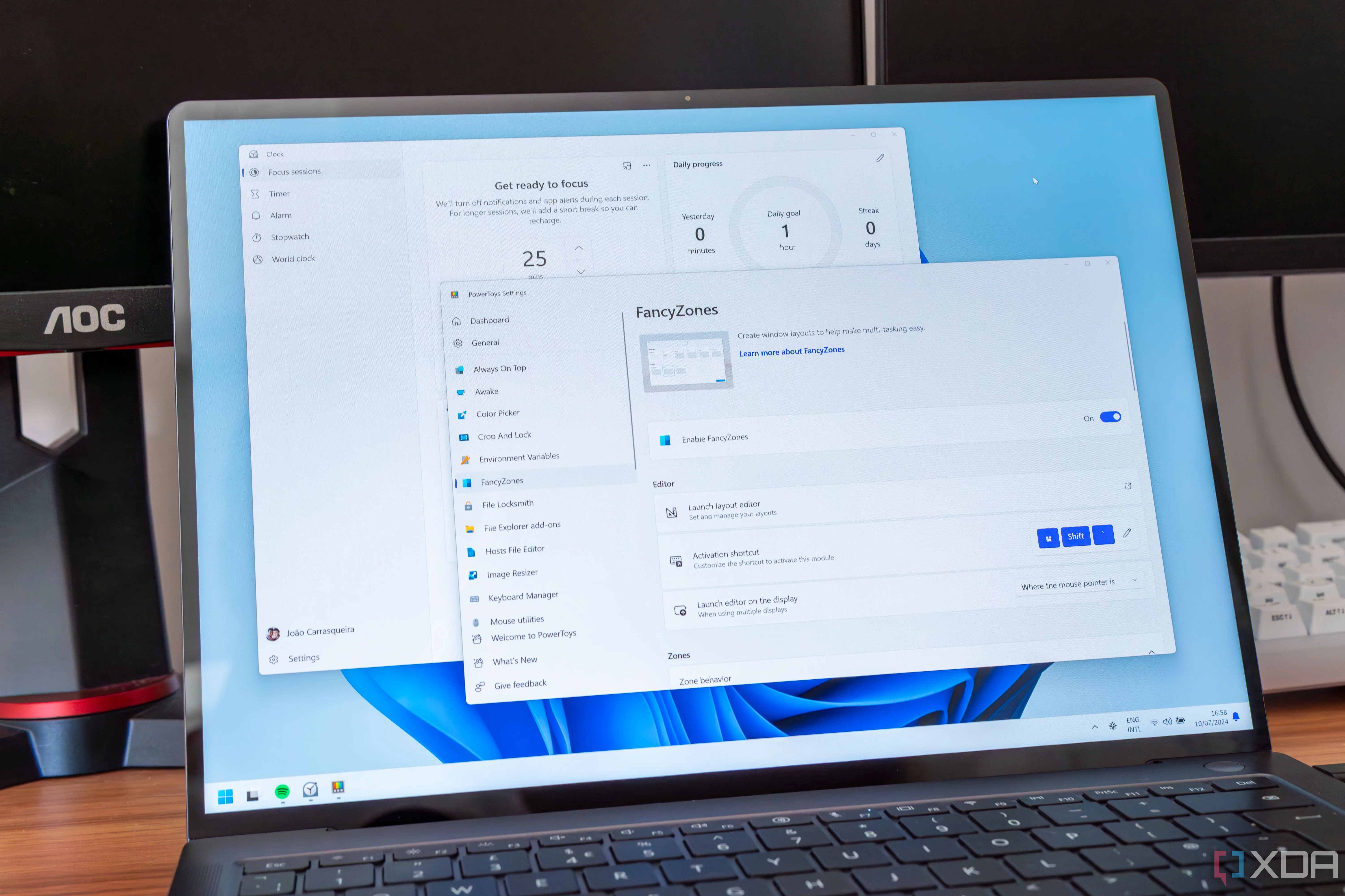 Máy tính xách tay Windows 11 hiển thị chế độ Focus và FancyZones của PowerToys, minh họa các tính năng năng suất
