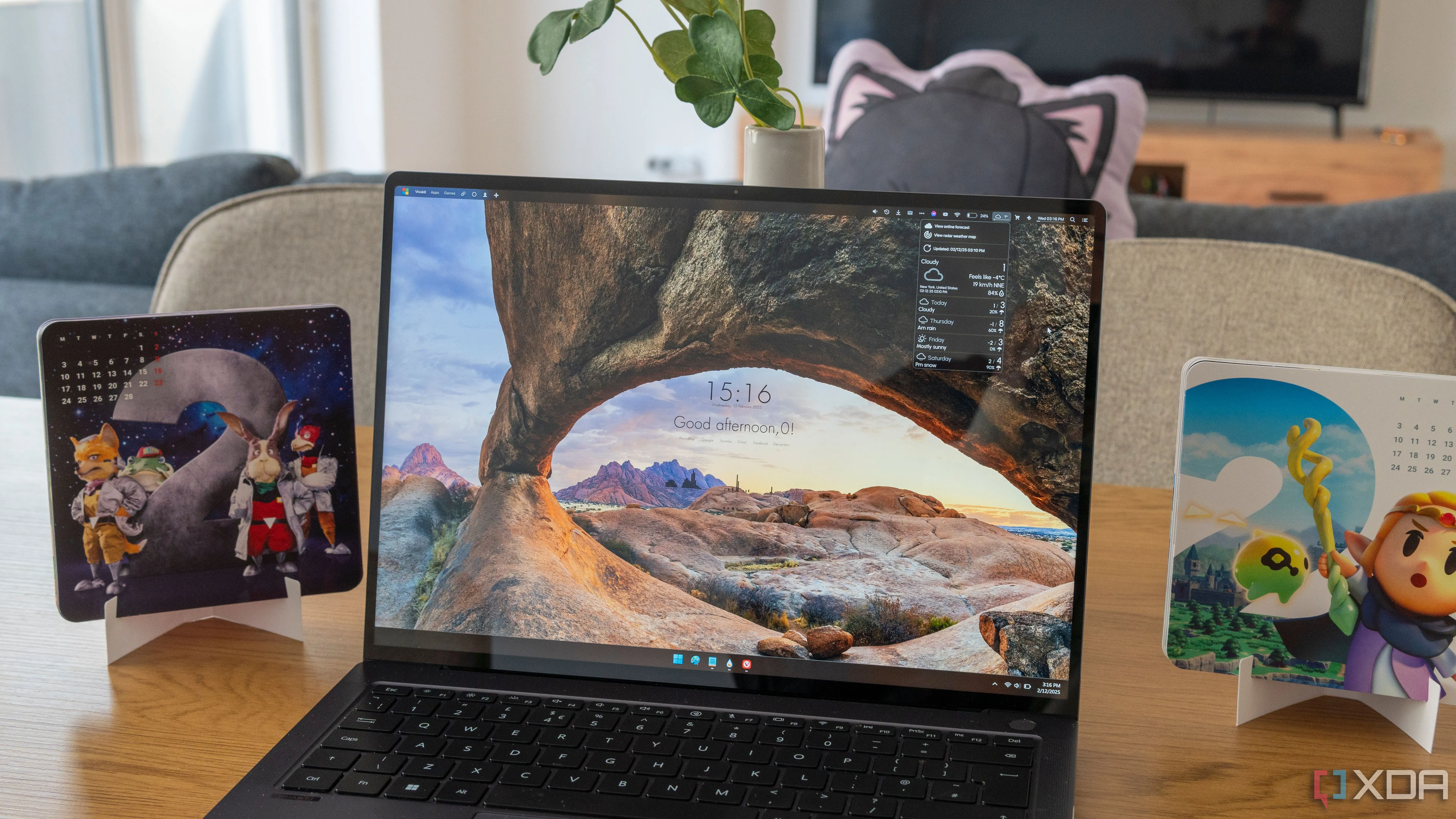 Máy tính xách tay Windows 11 với giao diện Rainmeter bao gồm thanh menu trên cùng và đồng hồ ở giữa