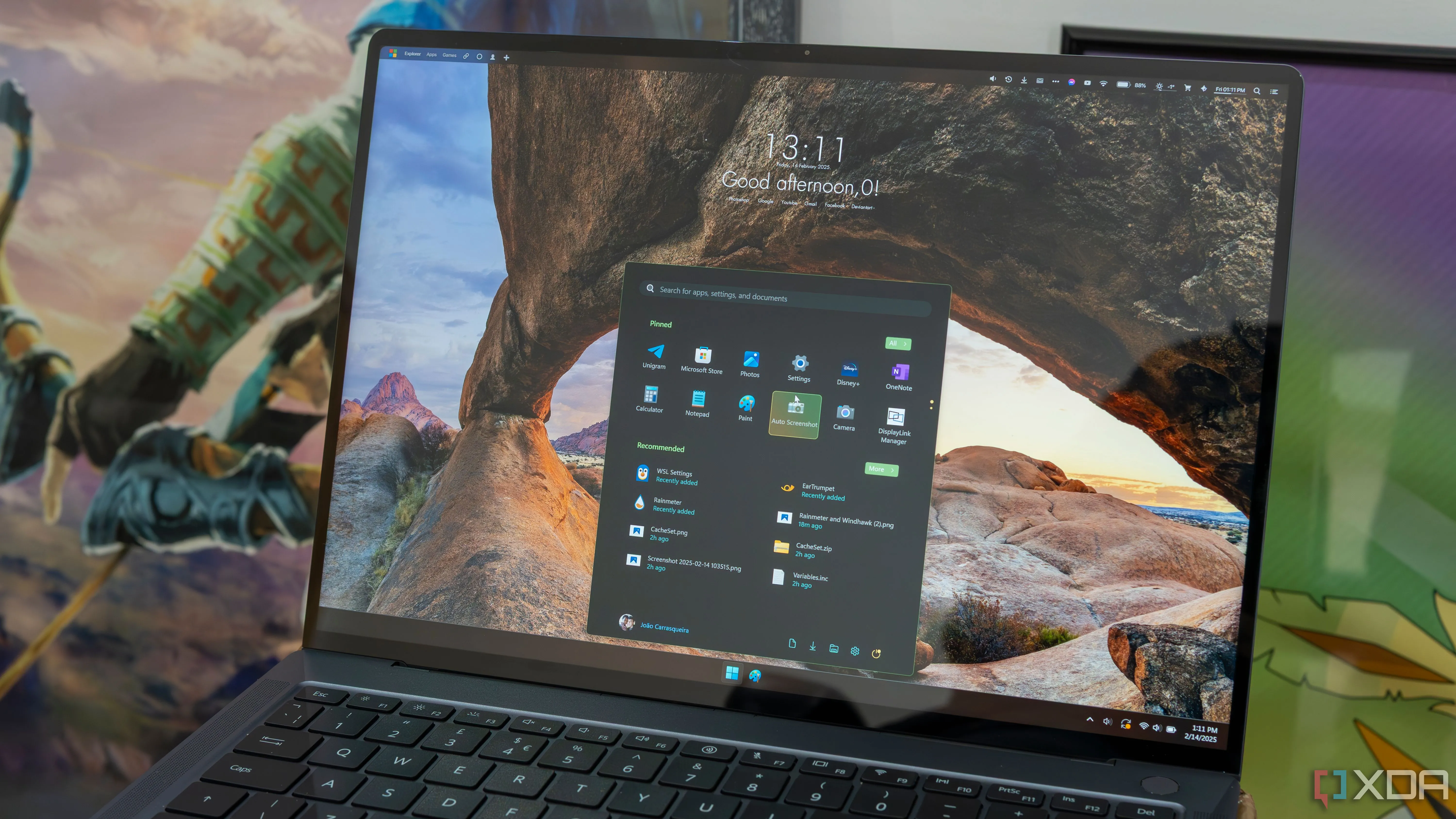 Máy tính xách tay Windows 11 với Windhawk và Rainmeter, thể hiện khả năng tùy chỉnh giao diện