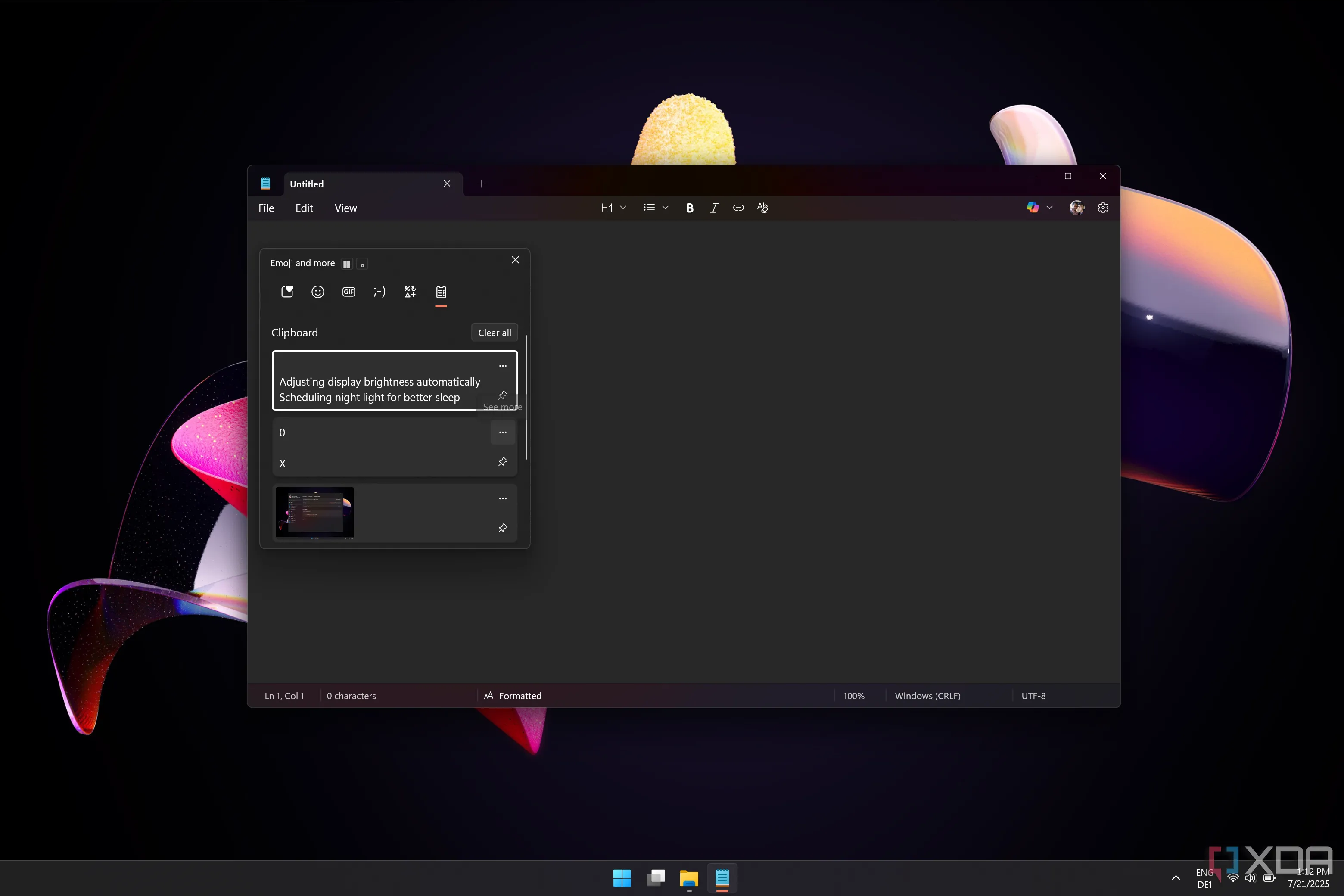 Menu Lịch sử Clipboard (Windows + V) đang mở trong ứng dụng Notepad trên Windows 11, hiển thị nhiều mục đã sao chép để dễ dàng lựa chọn và dán.