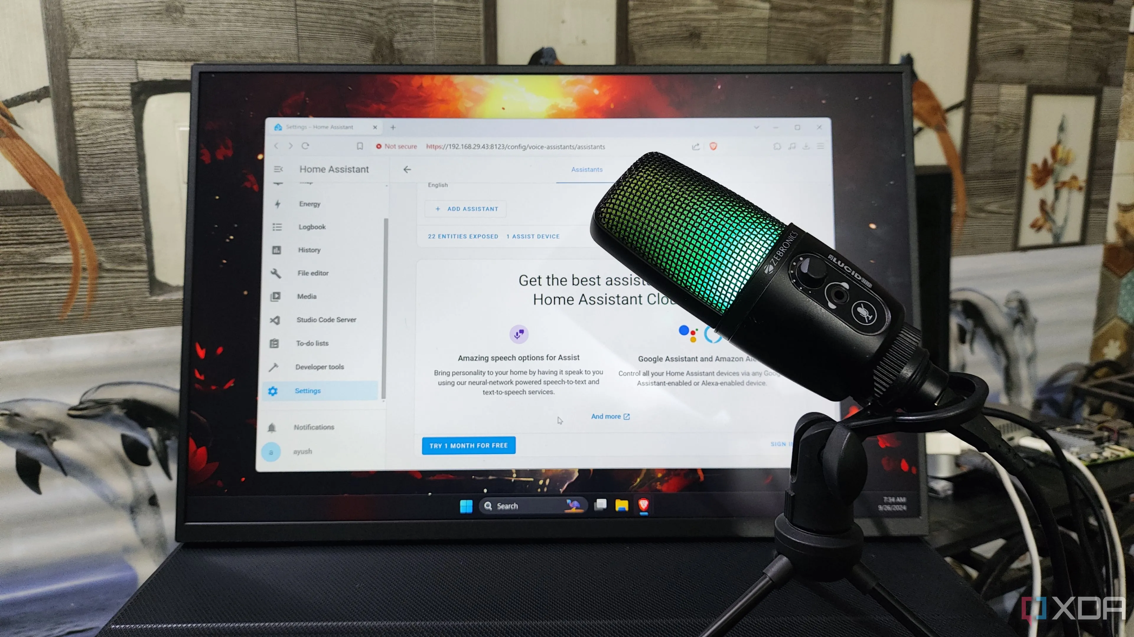Microphone và màn hình hiển thị giao diện Home Assistant, minh họa trợ lý giọng nói AI cho nhà thông minh