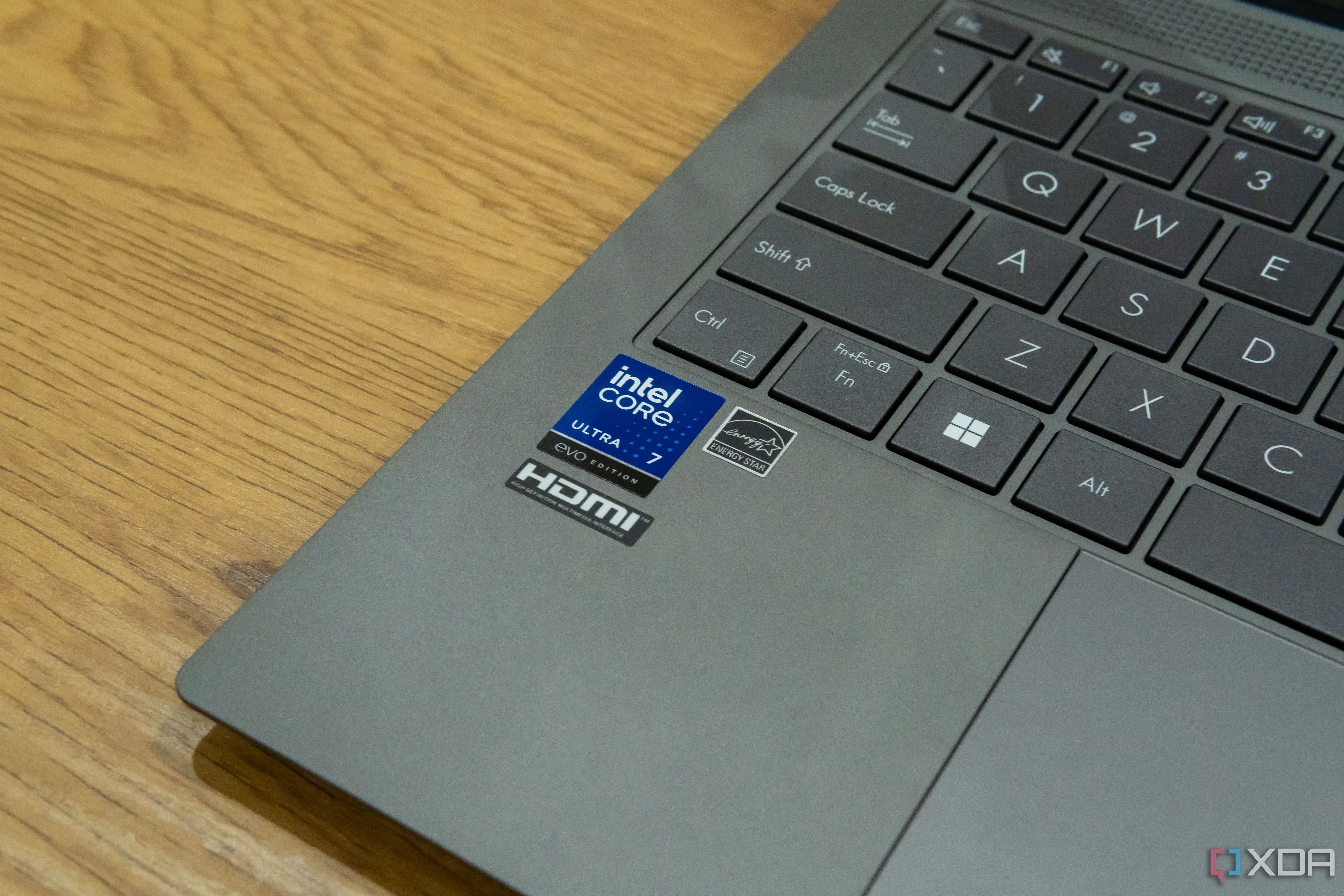 Miếng dán logo Intel trên máy tính xách tay Asus Zenbook S 14, tượng trưng cho vị thế của Intel trên thị trường