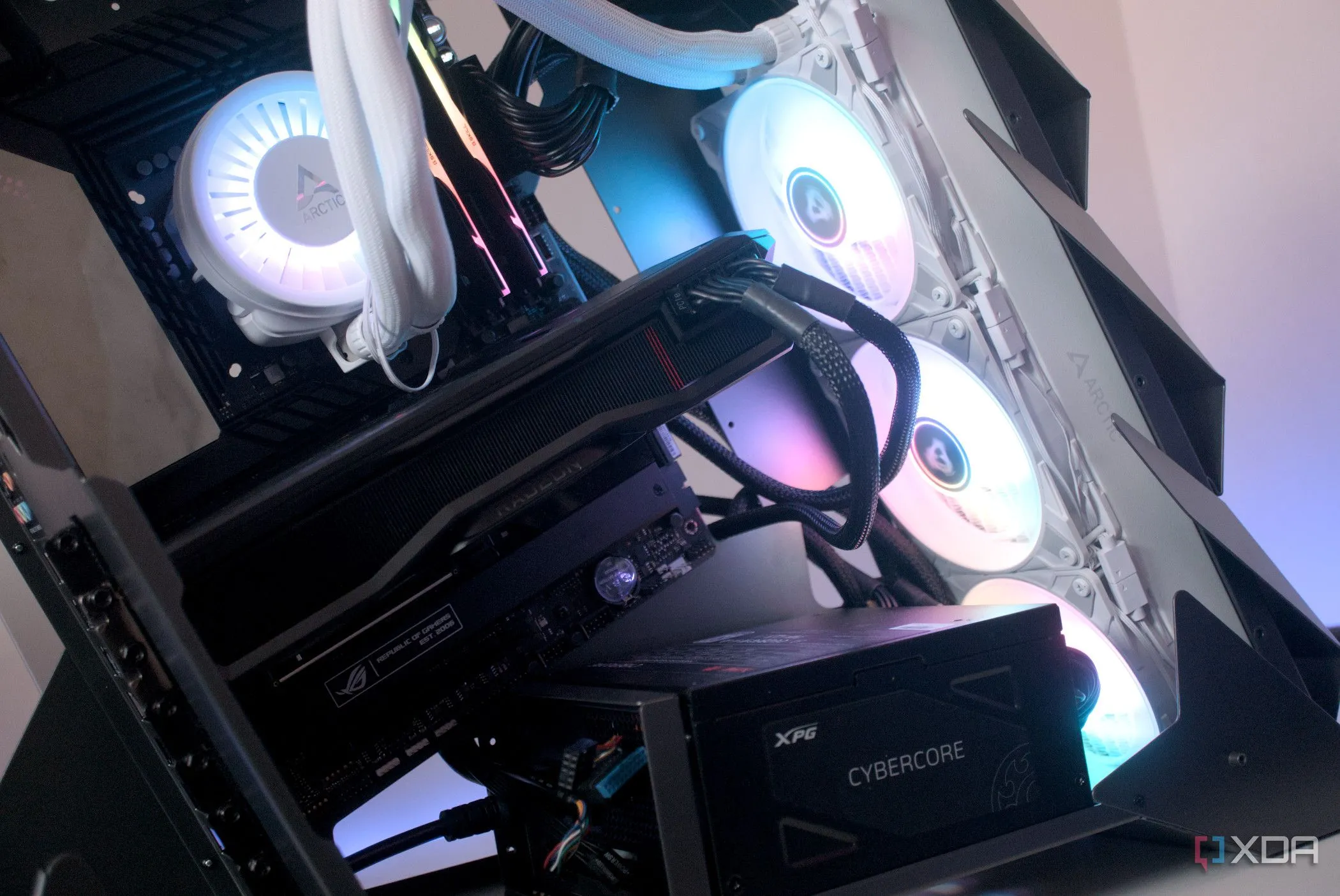 Minh họa hệ thống PC với vỏ case kính cường lực và tản nhiệt nước