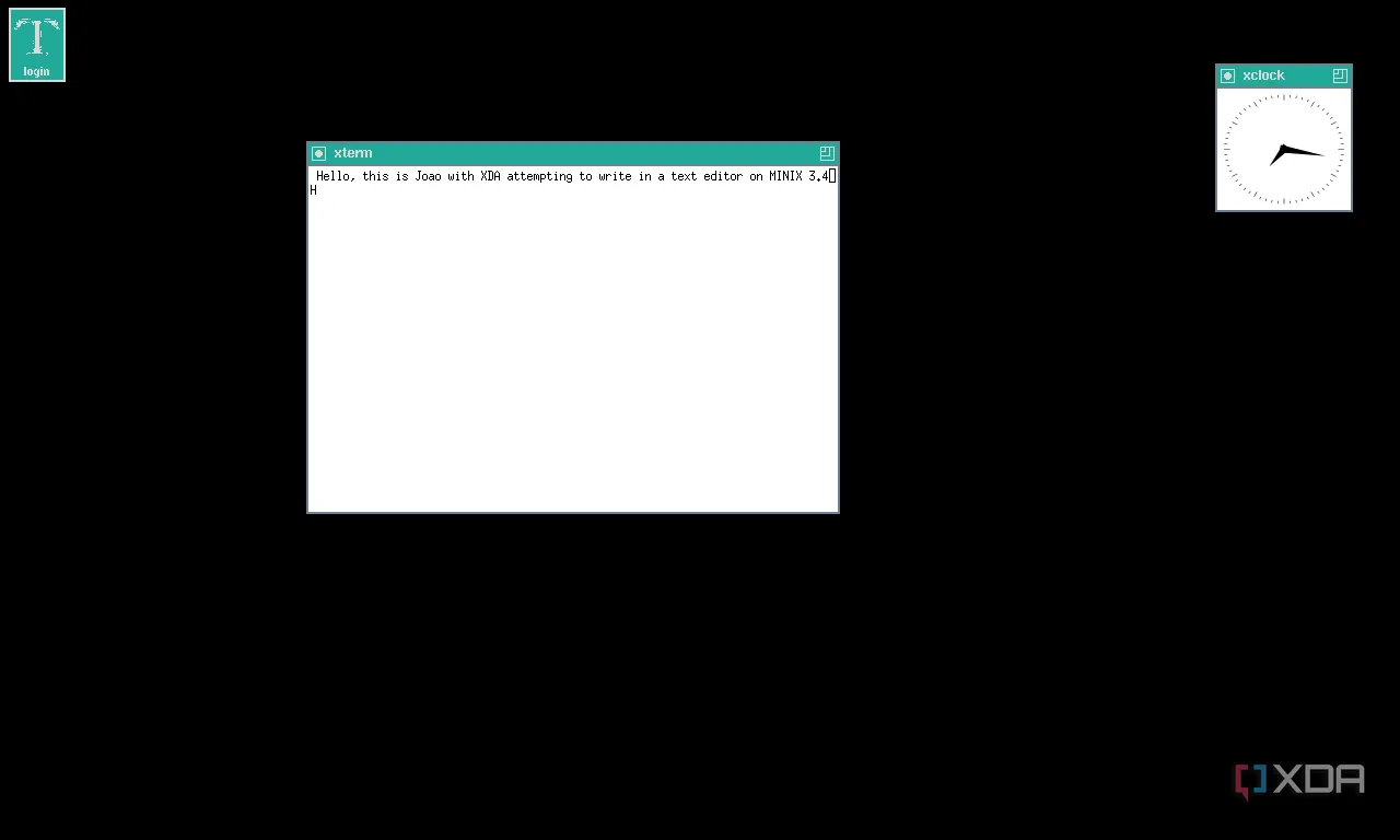 Minix với giao diện X Window Manager hiển thị trình soạn thảo văn bản và đồng hồ