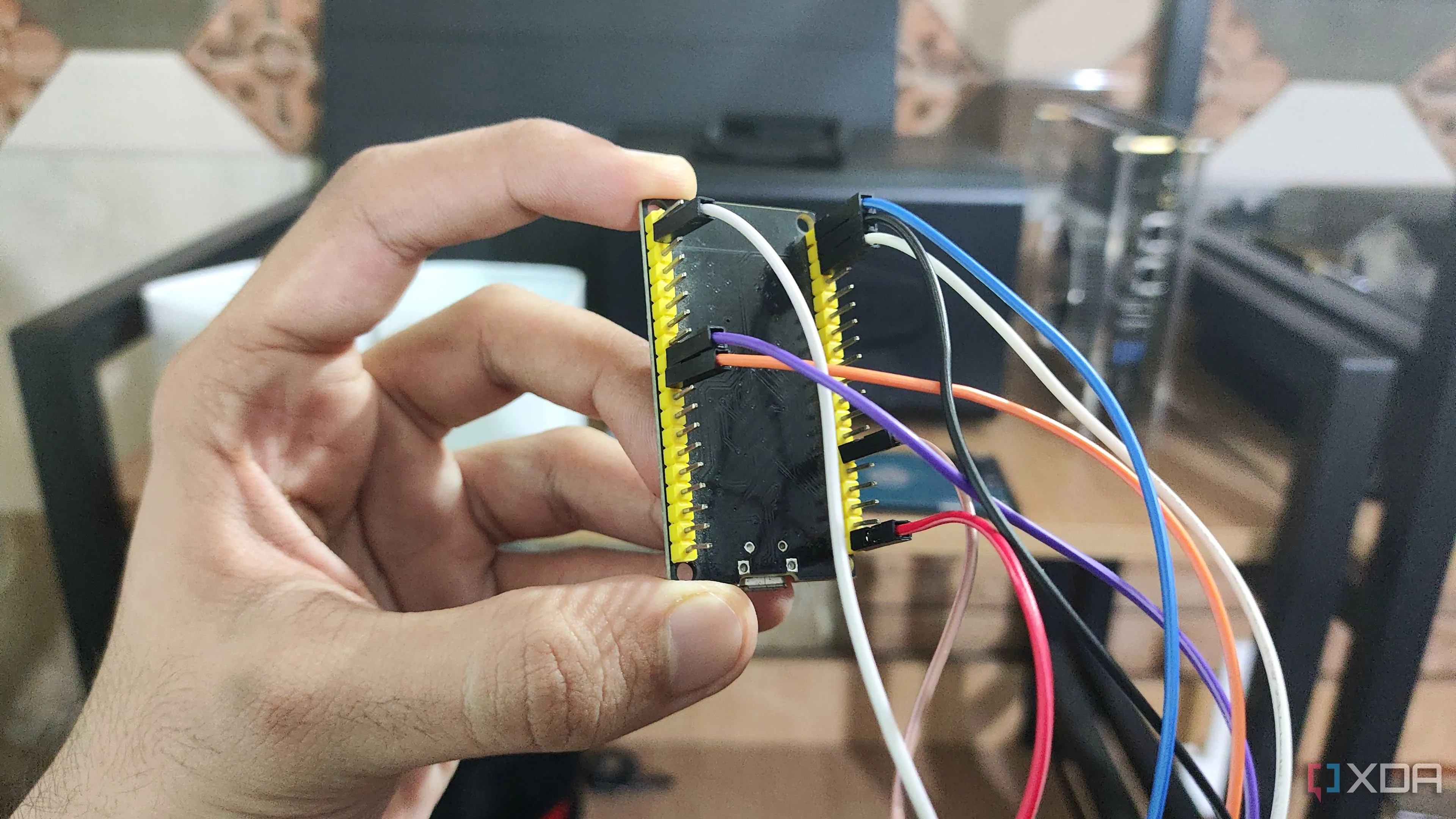 Mô-đun màn hình LCD nhỏ gọn được kết nối cẩn thận với vi điều khiển ESP32 thông qua các chân GPIO