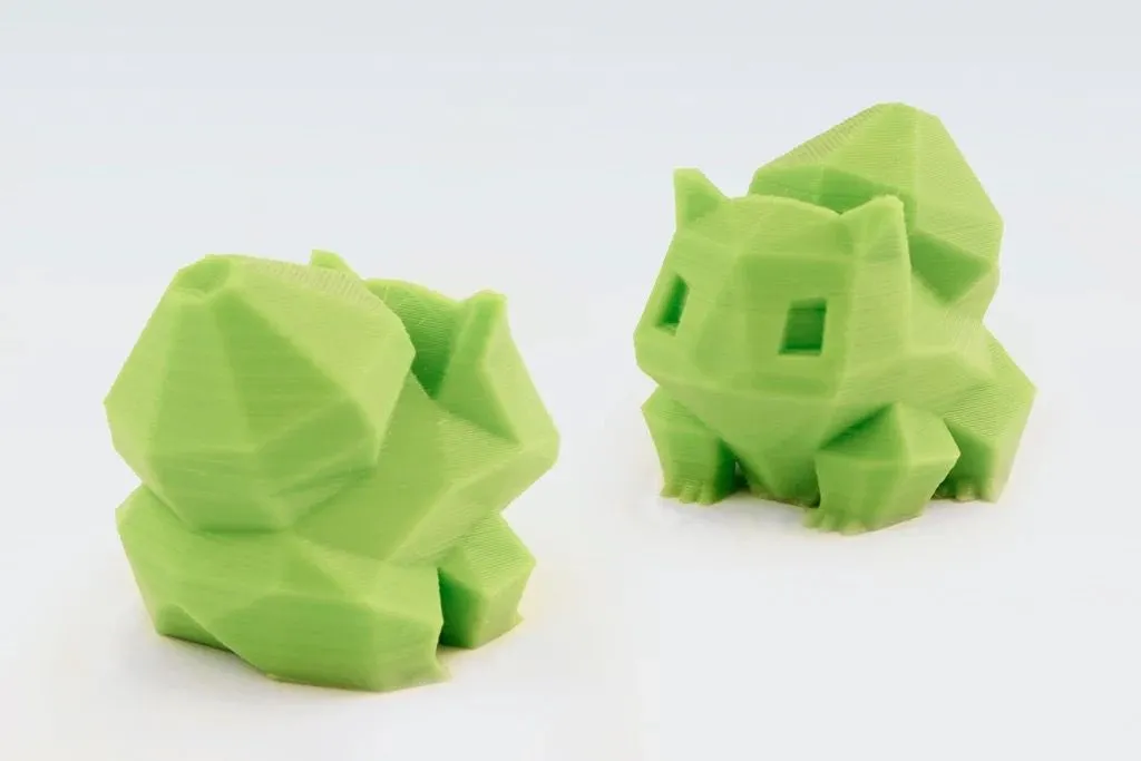 Mô hình Bulbasaur low-poly được in 3D, với thiết kế đa diện giúp kiểm tra độ sắc nét của các mặt phẳng và góc cạnh.
