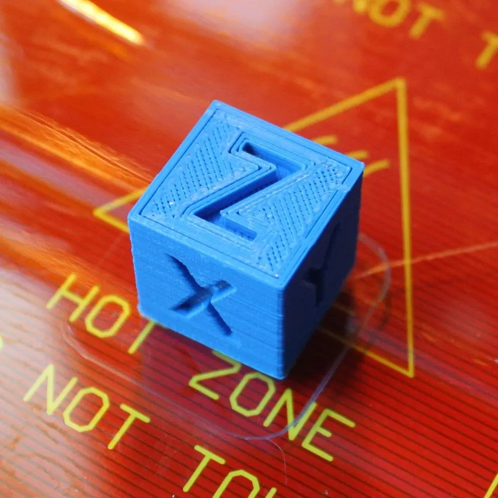 Mô hình khối lập phương XYZ (XYZ Cube) được in 3D, dùng để kiểm tra độ chính xác kích thước của máy in 3D.