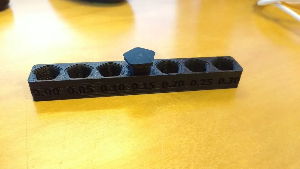 Mô hình kiểm tra độ dung sai (Tolerance Gauge) với các chốt và khe cắm, giúp đánh giá độ khít của các bộ phận in 3D.