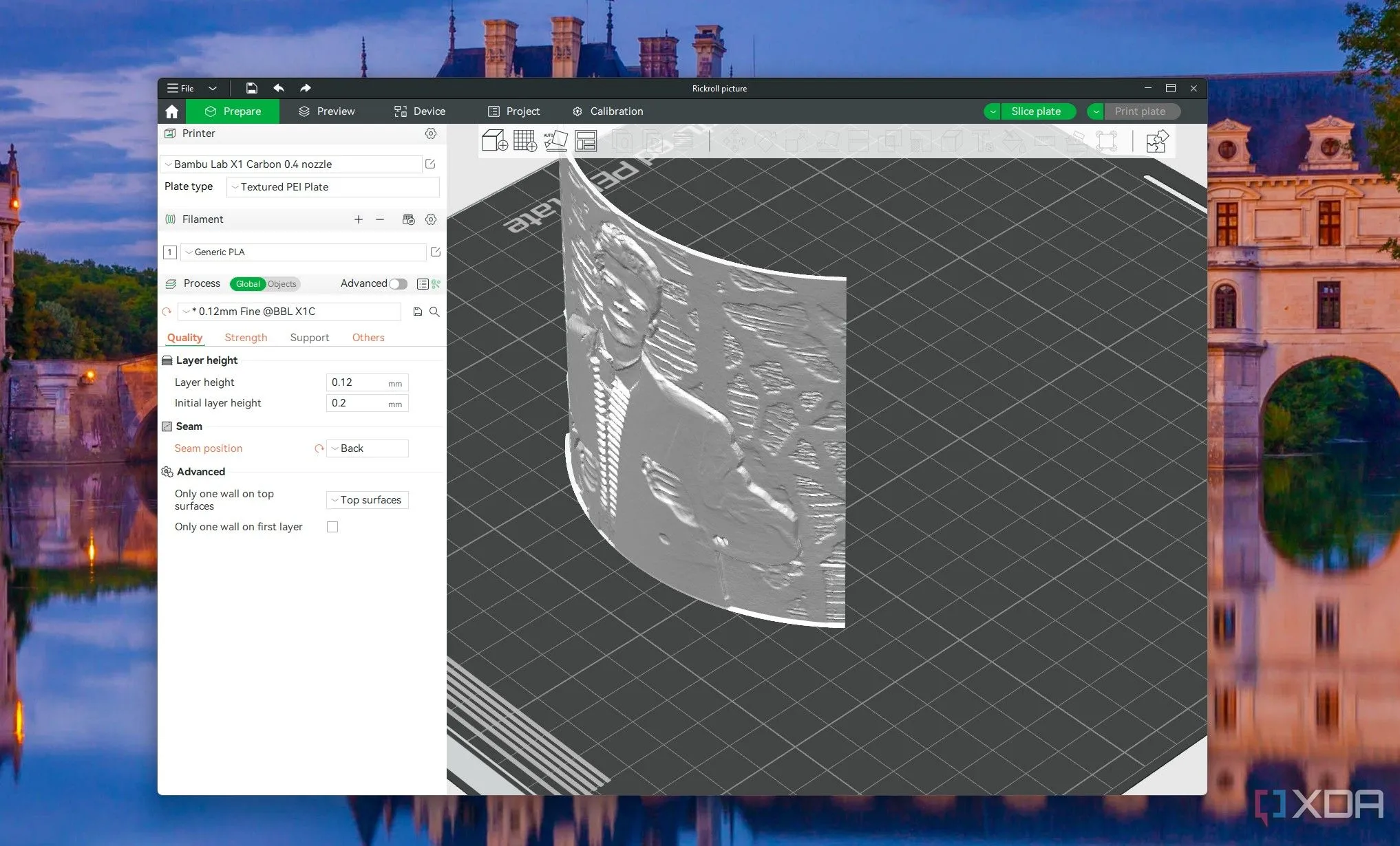 Mô hình lithophane 3D đang được căn chỉnh trong phần mềm Bambu Studio, minh họa tối ưu kích thước và độ phân giải