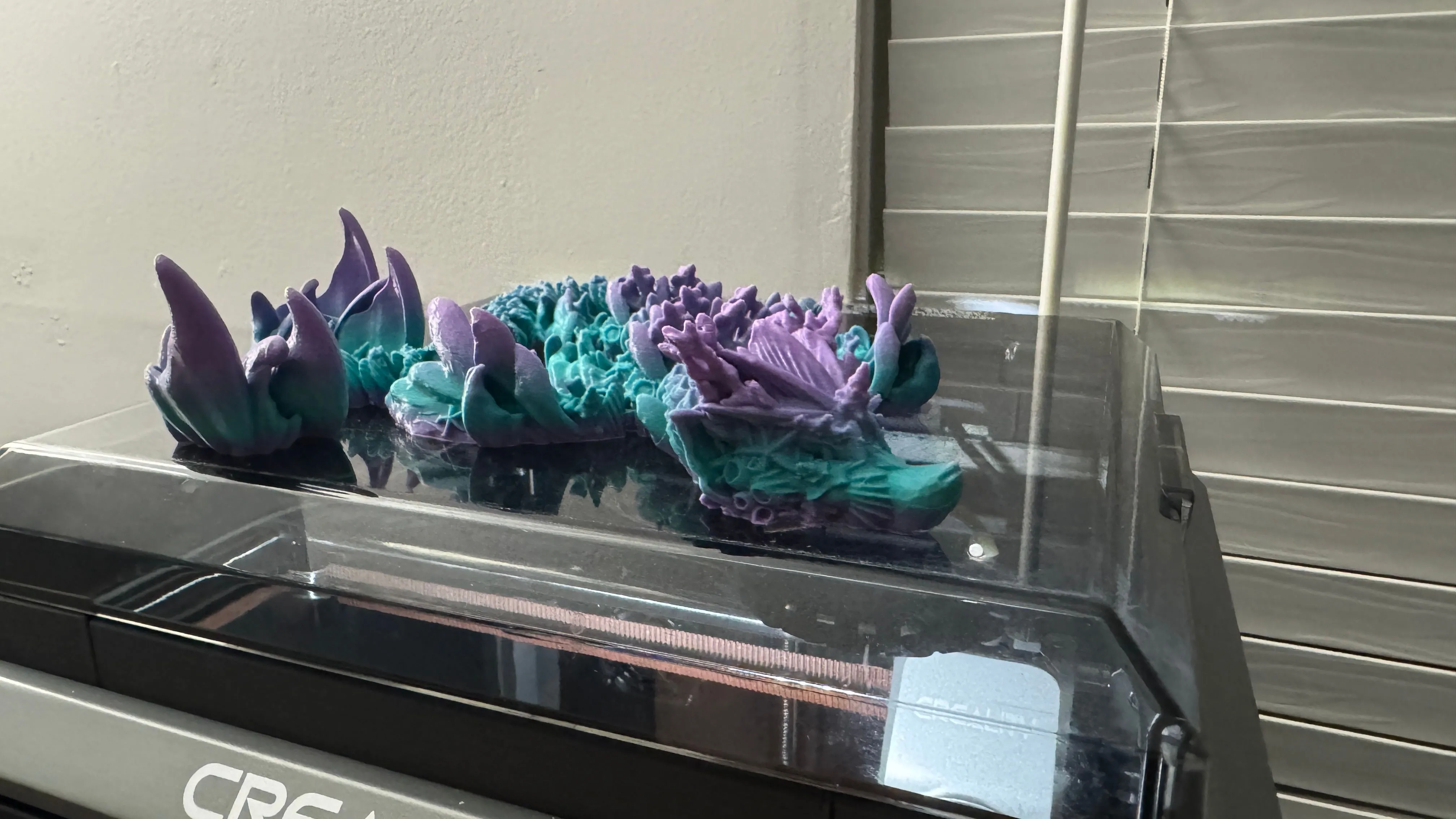 Mô hình máy tính cổ điển được in 3D, thể hiện sự sáng tạo và hoài niệm về công nghệ thập niên trước.