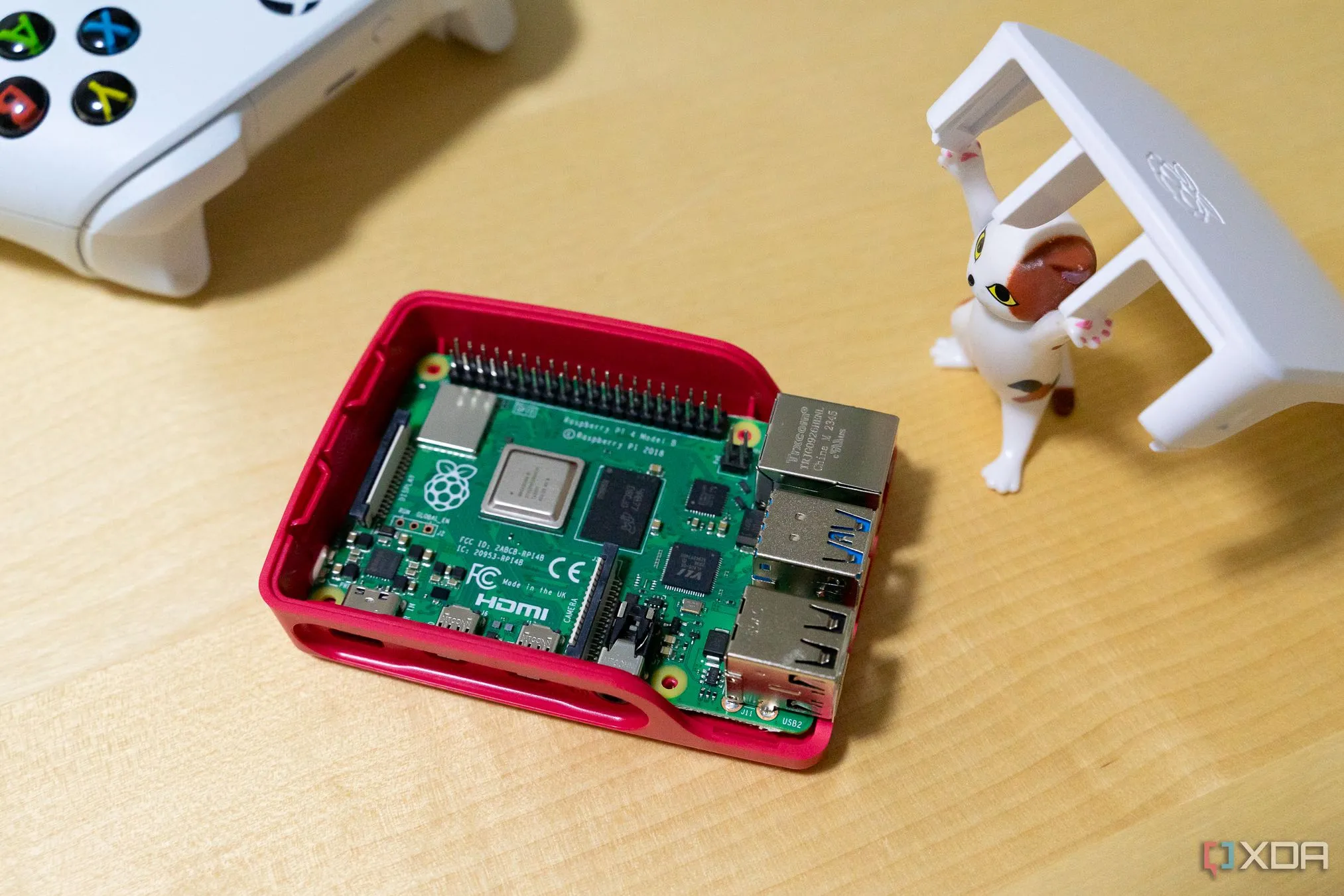 Mô hình mèo đồ chơi nhấc nắp để lộ Raspberry Pi bên trong vỏ