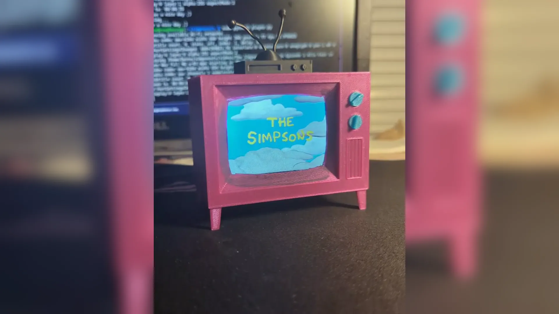 Mô hình TV mini phong cách The Simpsons, lấy cảm hứng từ bộ phim hoạt hình kinh điển, thể hiện sự sáng tạo của cộng đồng.