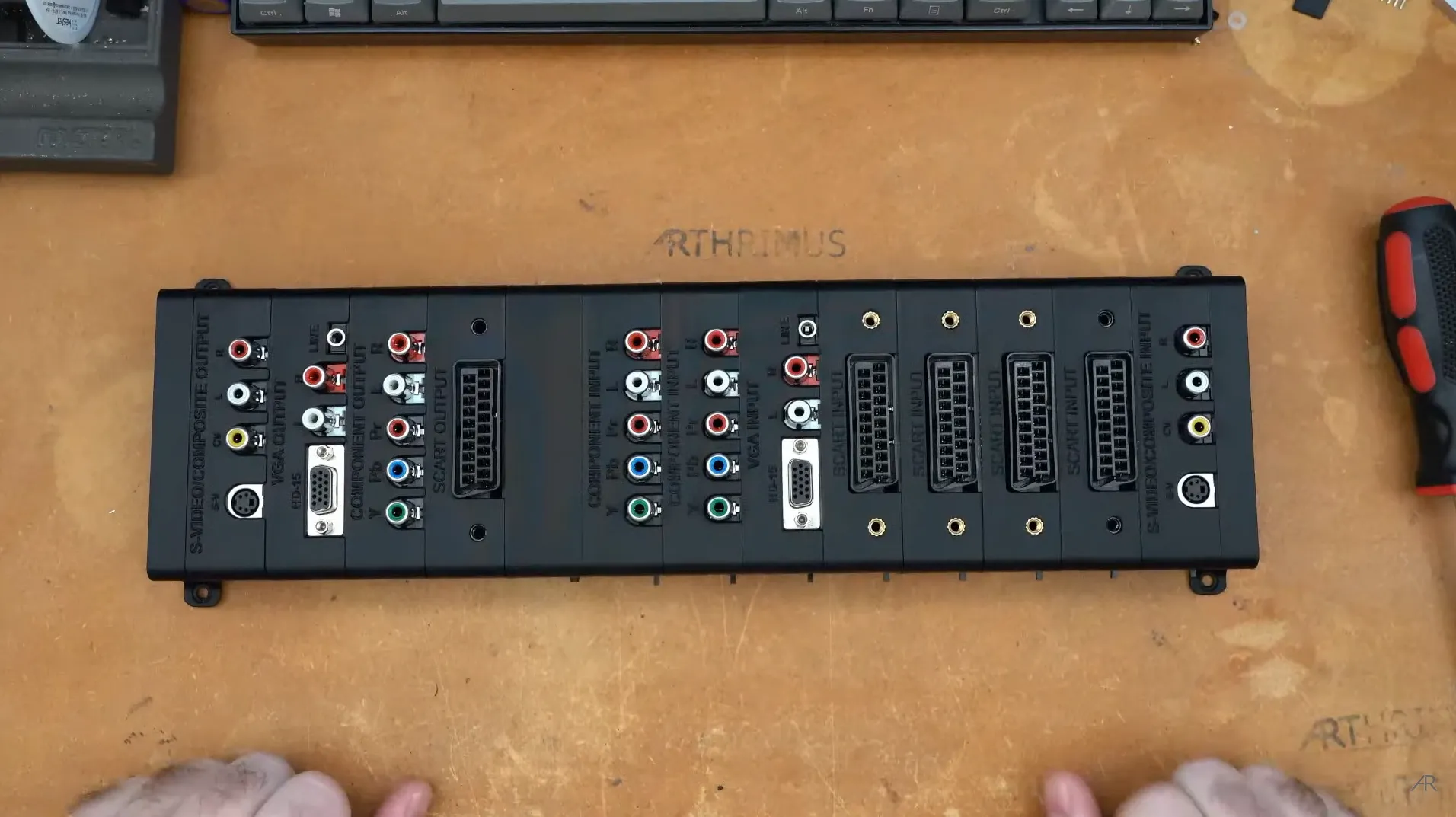 Mô tả hình ảnh: Bộ chuyển đổi video Scalable Video Switch với nhiều cổng kết nối, được thiết kế để đơn giản hóa việc chuyển đổi giữa các console game retro.