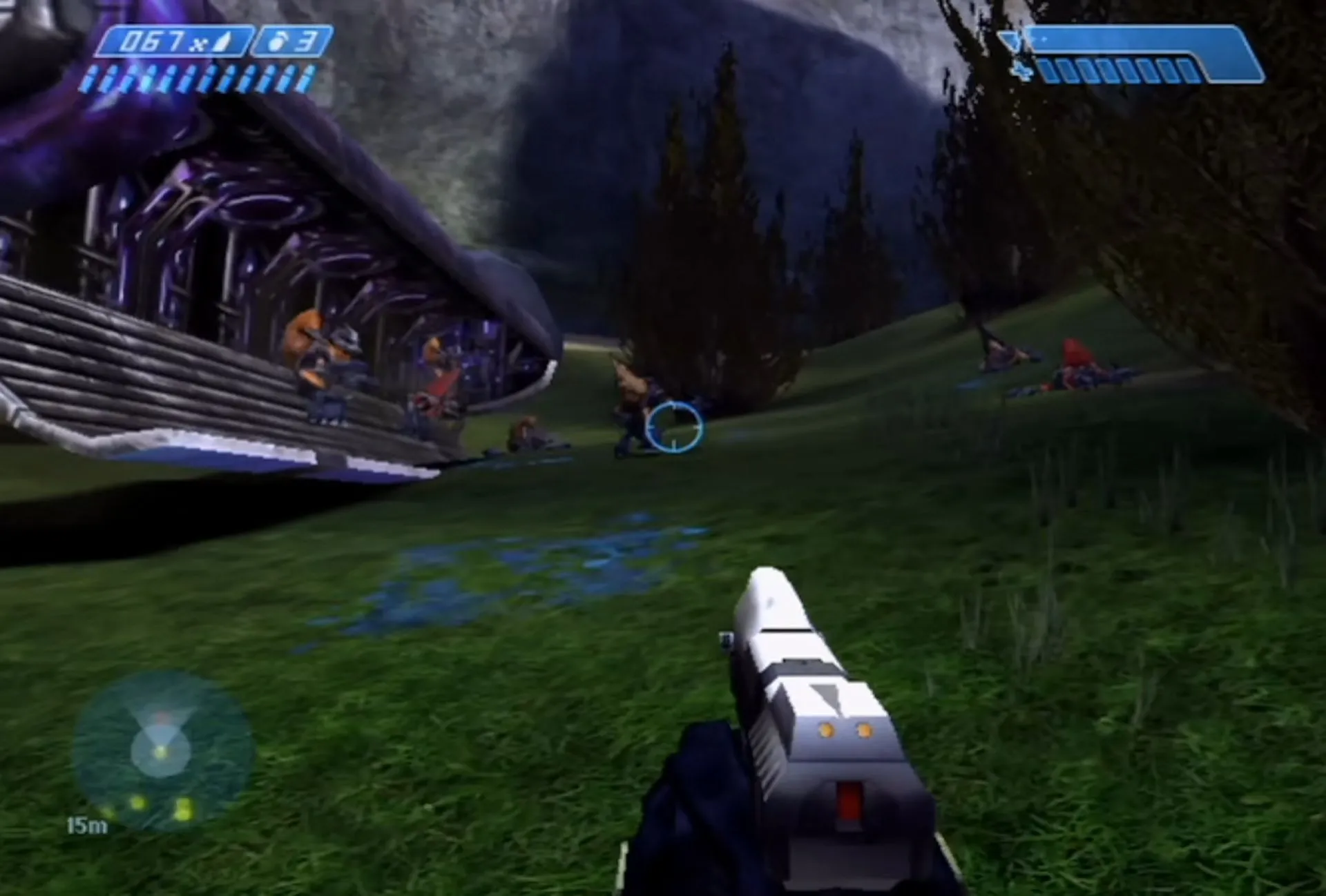 Mô tả hình ảnh: Cảnh gameplay từ Halo: Combat Evolved, Master Chief đang sử dụng súng trường tấn công chống lại kẻ thù Covenant trong một môi trường rộng lớn.