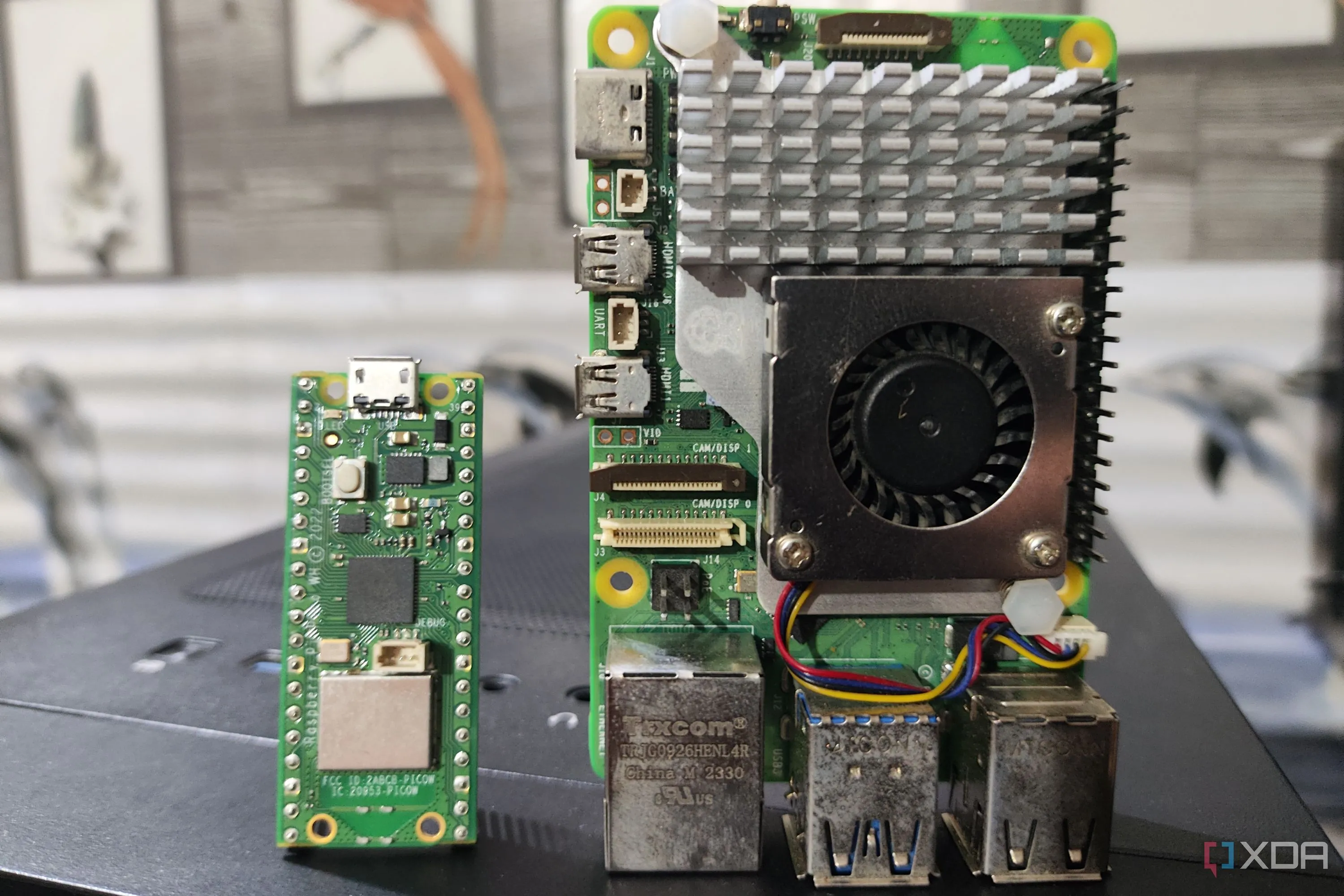 Mô tả hình ảnh: Một chiếc Raspberry Pi Pico đặt cạnh một chiếc Raspberry Pi 5, minh họa sự đa dạng của dòng sản phẩm Raspberry Pi.