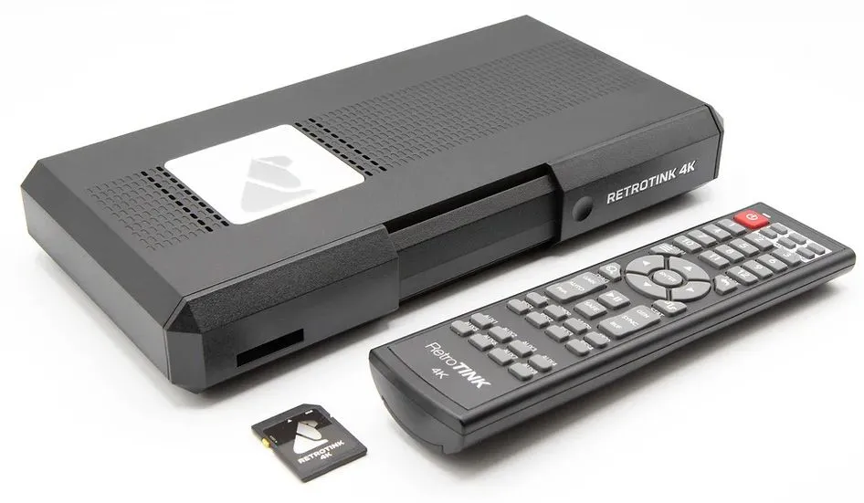 Mô tả hình ảnh: Một chiếc RetroTINK 4K, thiết bị nâng cấp tín hiệu hình ảnh cho game retro, nằm trên bề mặt phẳng.