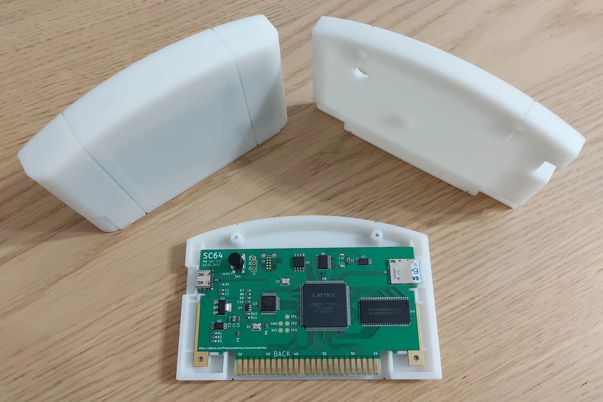 Mô tả hình ảnh: Một mặt cắt của SummerCart64, một loại flash cart cho Nintendo 64, hiển thị các thành phần bên trong.