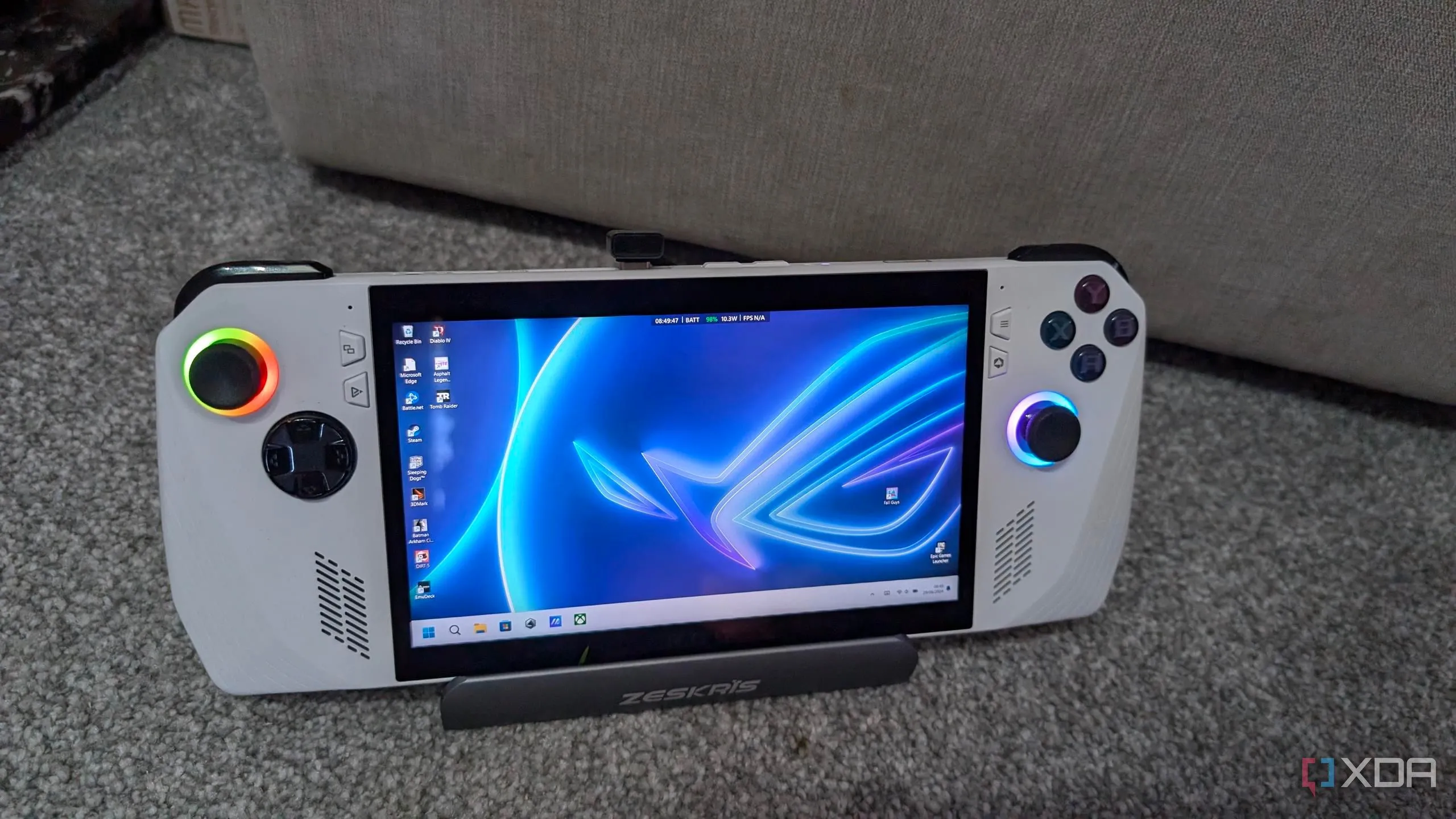 Mô tả thiết bị chơi game cầm tay ROG Ally chạy Windows, biểu tượng cho việc Xbox mở rộng sang các nền tảng đa dạng.